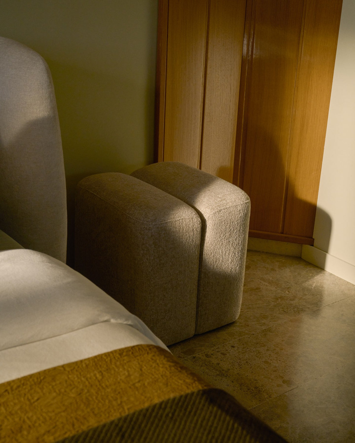 Quadratische Fussablage Nedilo von Kave Home in Beige, mit weichem Chenille-Bezug, gepolsterten Abschnitten und Kunststoffgleitern.