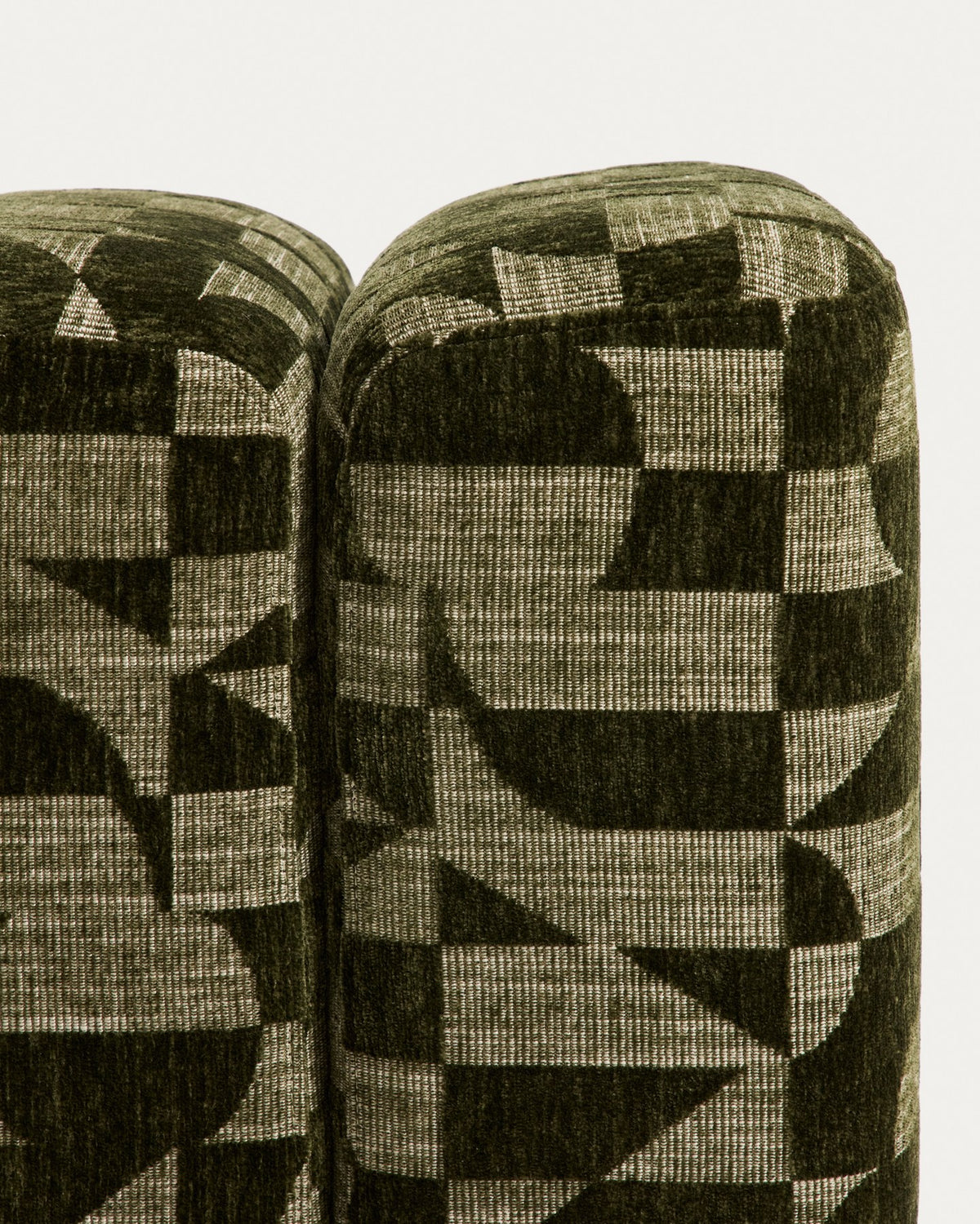 Quadratische Fussablage Nedilo von Kave Home, moosgrünes Chenille-Jacquard-Gewebe mit geometrischem Muster, gepolstert.