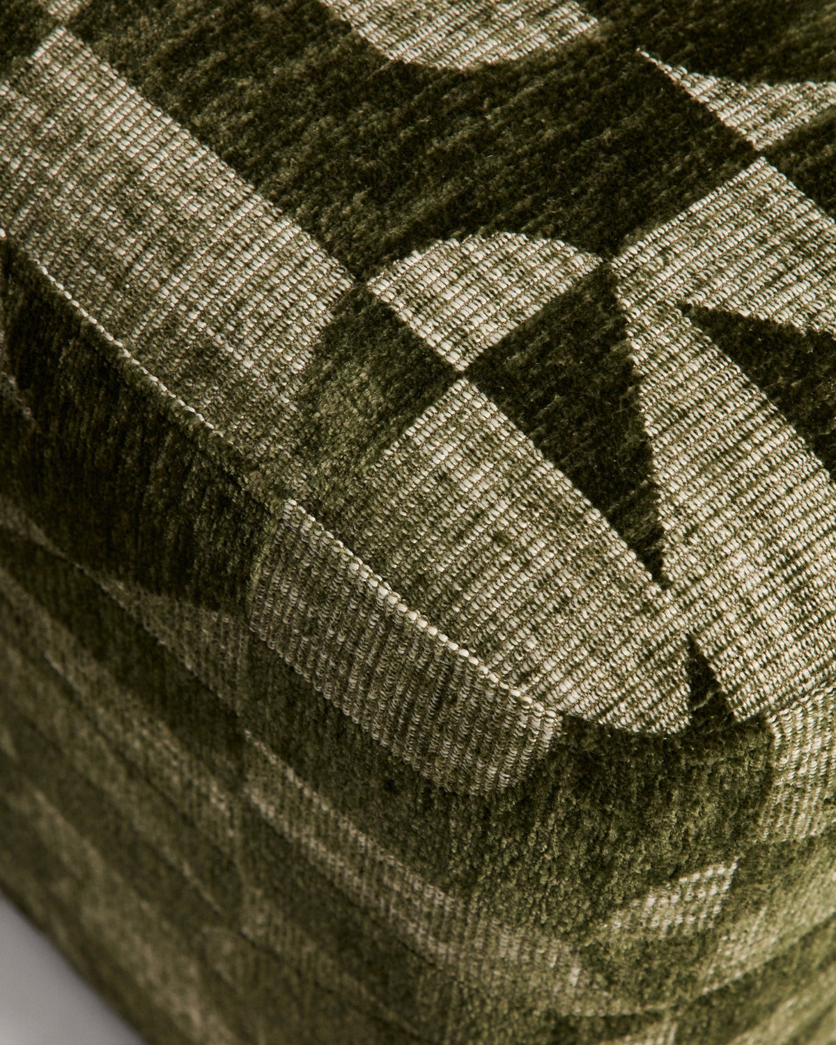 Quadratische Fussablage Nedilo von Kave Home, moosgrünes Chenille-Jacquard-Gewebe mit geometrischem Muster, gepolstert.
