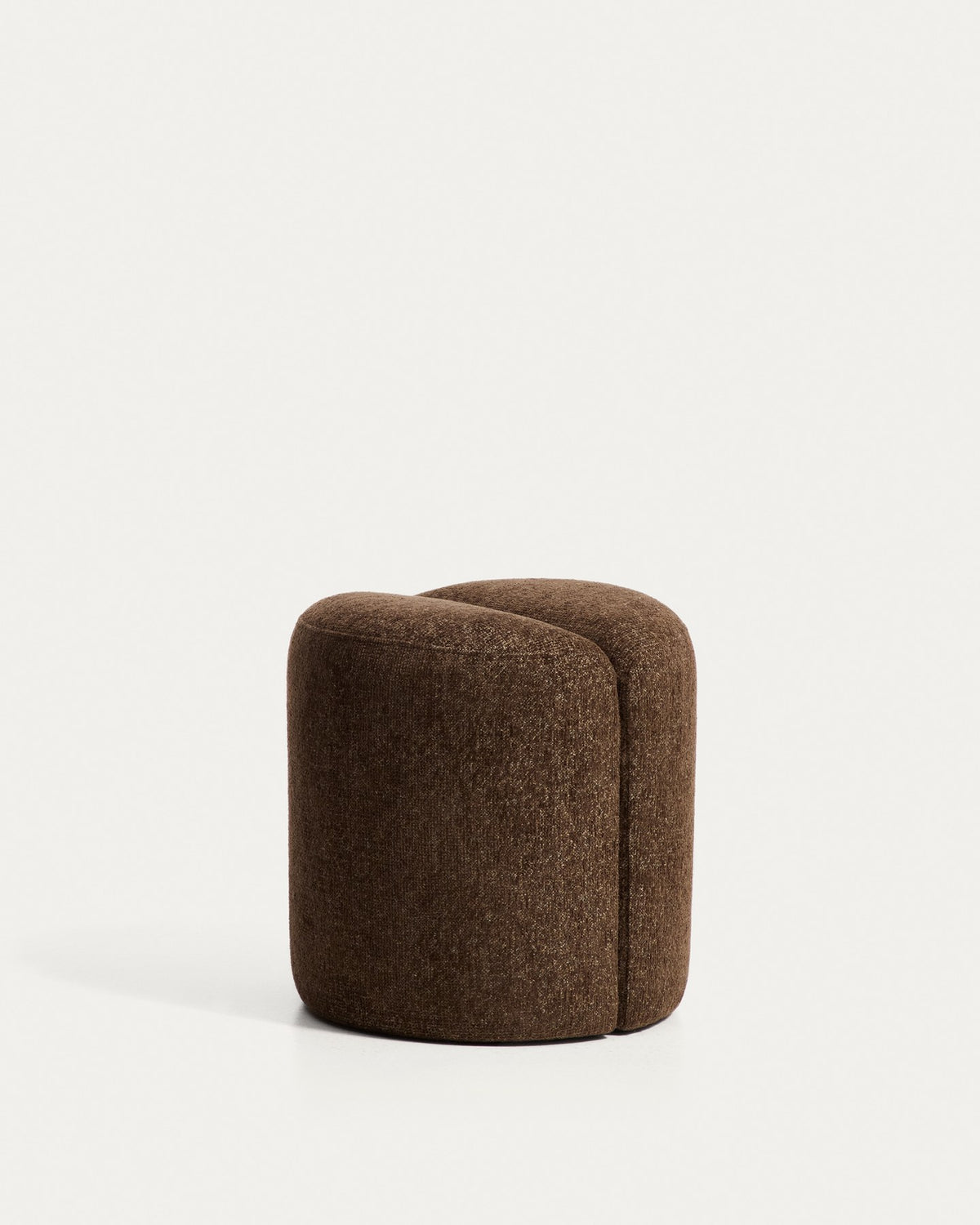 Runde Fussablage Nedilo aus dunkelbraunem Chenille-Gewebe mit gepolsterter, kompakter Form und Kunststoffgleitern, Durchmesser 45 cm.