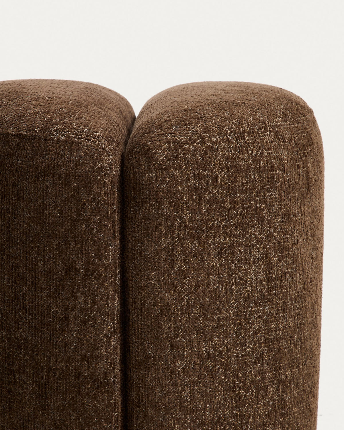 Runde Fussablage Nedilo aus dunkelbraunem Chenille-Gewebe mit gepolsterter, kompakter Form und Kunststoffgleitern, Durchmesser 45 cm.