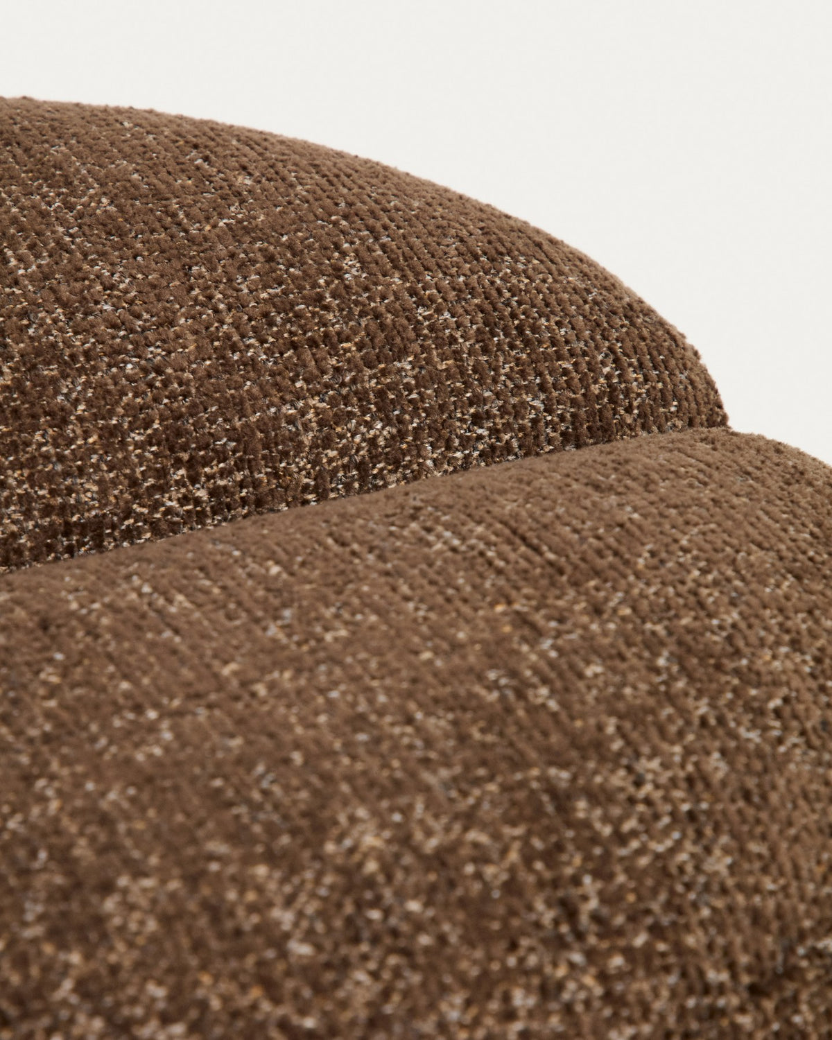 Runde Fussablage Nedilo aus dunkelbraunem Chenille-Gewebe mit gepolsterter, kompakter Form und Kunststoffgleitern, Durchmesser 45 cm.