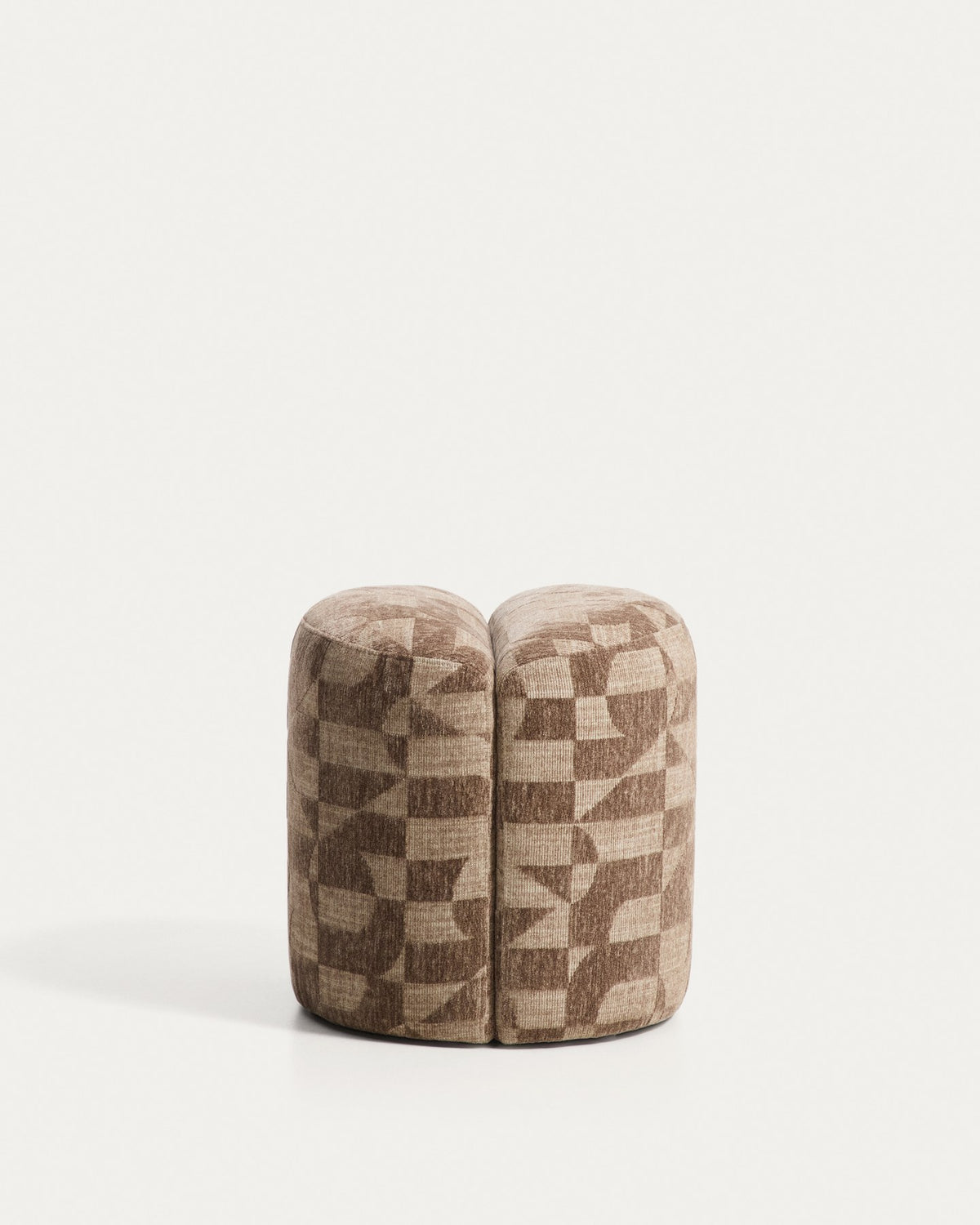 Runder Pouf Nedilo aus taupefarbenem Jacquard-Gewebe mit geometrischem Muster, gepolstert, zwei runde Elemente in der Mitte verbunden.