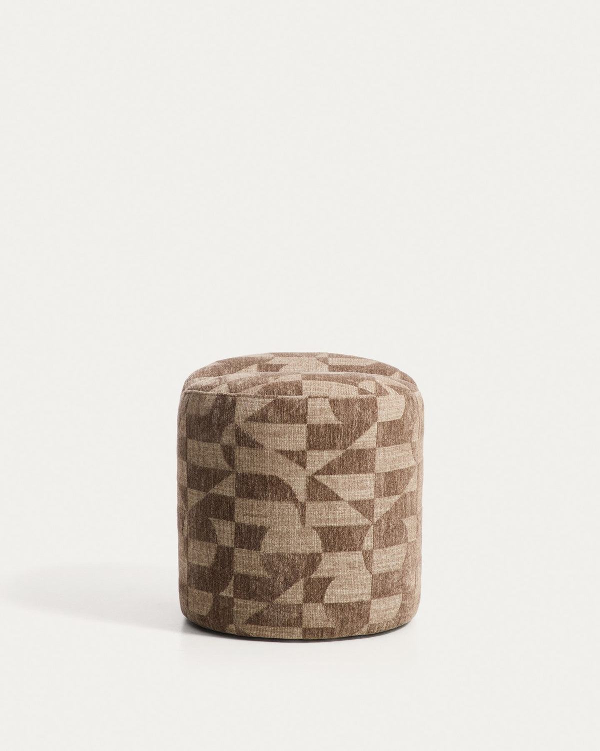 Runder Pouf Nedilo aus taupefarbenem Jacquard-Gewebe mit geometrischem Muster, gepolstert, zwei runde Elemente in der Mitte verbunden.