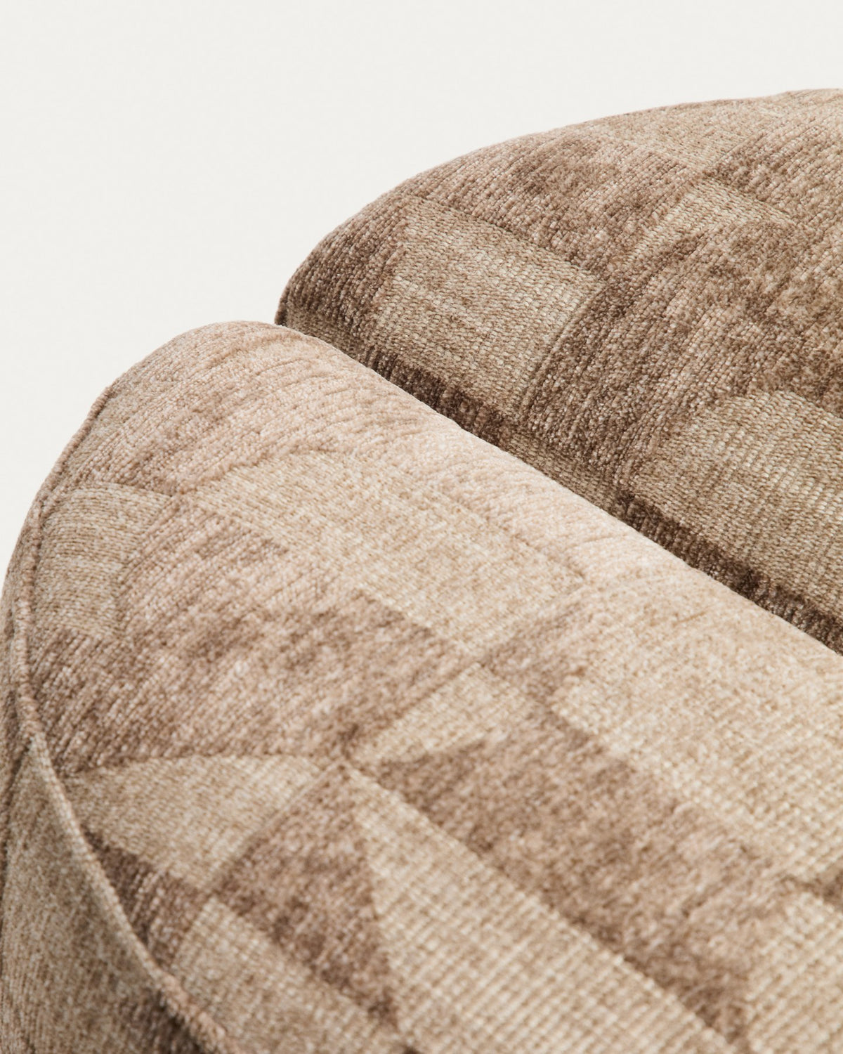 Runder Pouf Nedilo aus taupefarbenem Jacquard-Gewebe mit geometrischem Muster, gepolstert, zwei runde Elemente in der Mitte verbunden.