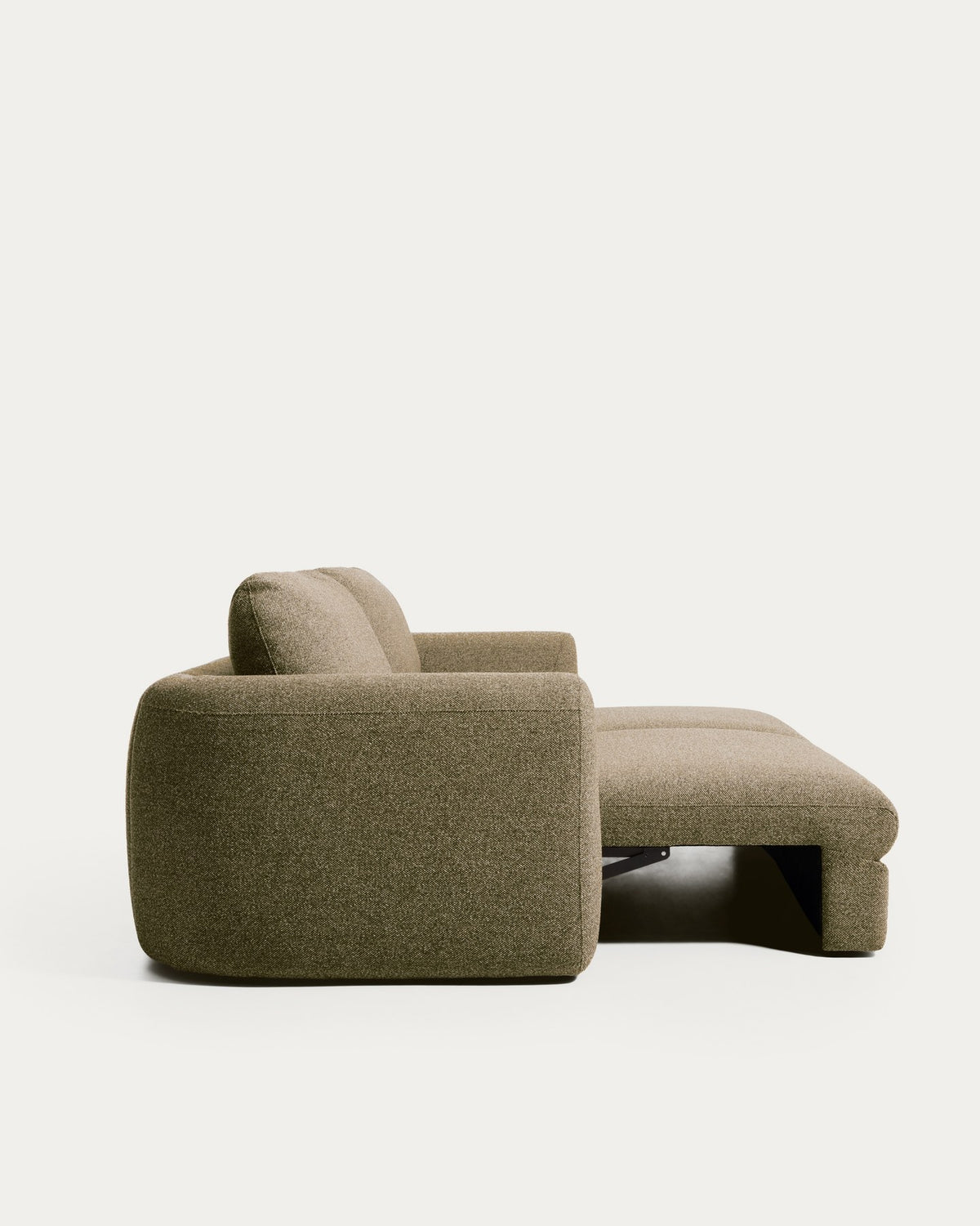 4-Sitzer Bettsofa Vera in Dunkelgrün mit abgerundeten Armlehnen, schwarzen Beinen und texturiertem Gewebebezug, Y-open Öffnungssystem sichtbar.