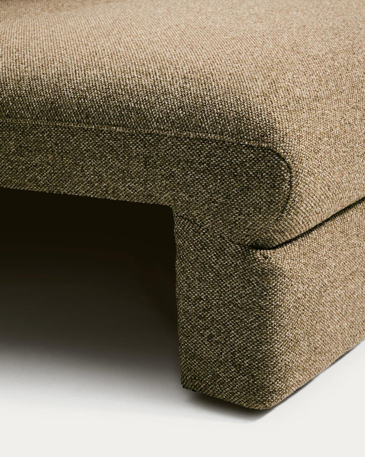 4-Sitzer Bettsofa Vera in Dunkelgrün mit abgerundeten Armlehnen, schwarzen Beinen und texturiertem Gewebebezug, Y-open Öffnungssystem sichtbar.