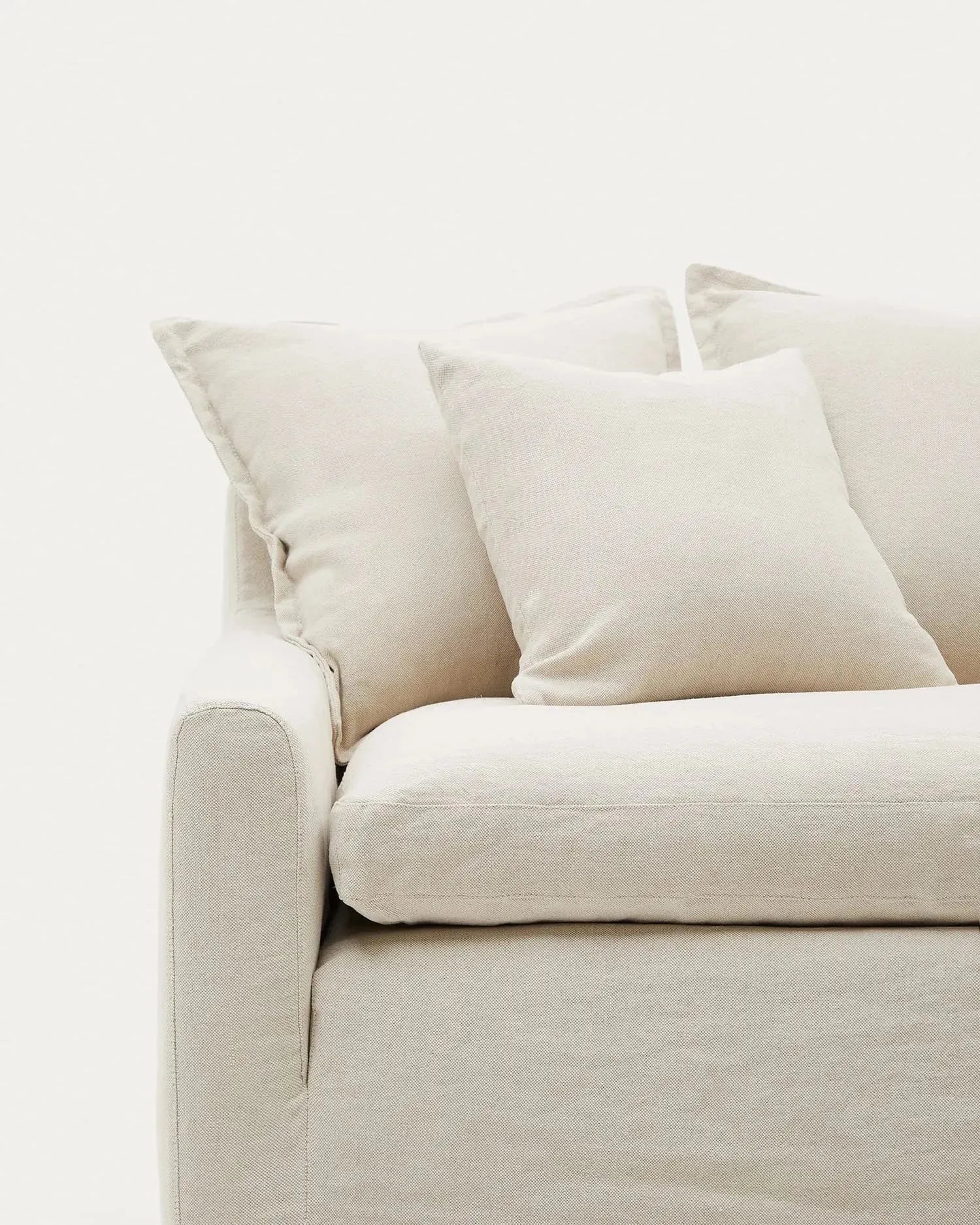 Elegantes Zenira 3-Sitzer-Sofa, 230 cm, beige, mit abnehmbarem Baumwoll-Leinen-Bezug und Kissen, von Kave Home.