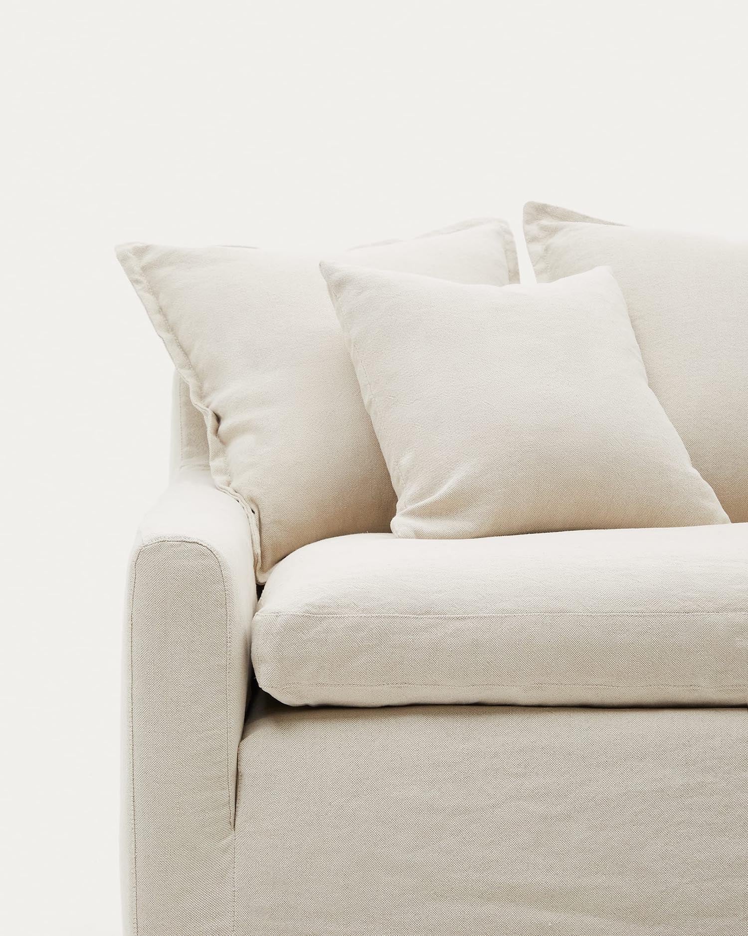 Elegantes Zenira 3-Sitzer-Sofa, 230 cm, beige, mit abnehmbarem Baumwoll-Leinen-Bezug und Kissen, von Kave Home.