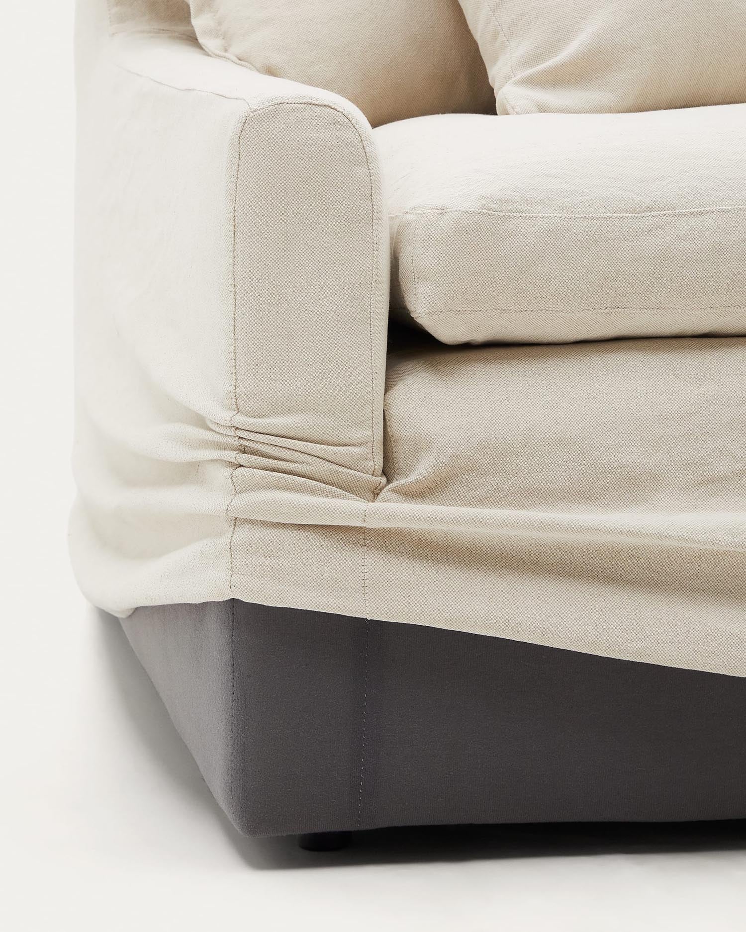 Elegantes Zenira 3-Sitzer-Sofa, 230 cm, beige, mit abnehmbarem Baumwoll-Leinen-Bezug und Kissen, von Kave Home.