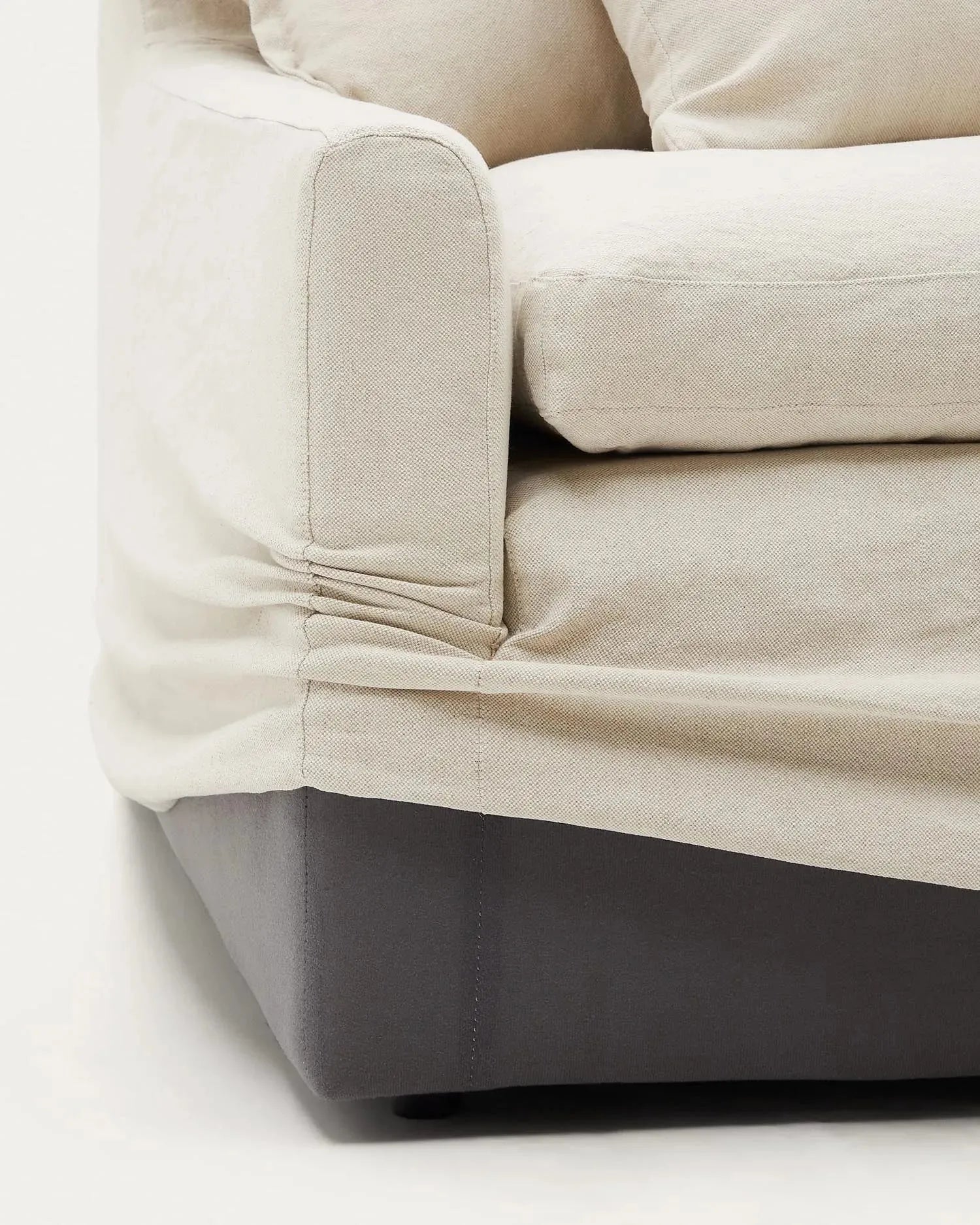 Elegantes Zenira 3-Sitzer-Sofa, 230 cm, beige, mit abnehmbarem Baumwoll-Leinen-Bezug und Kissen, von Kave Home.