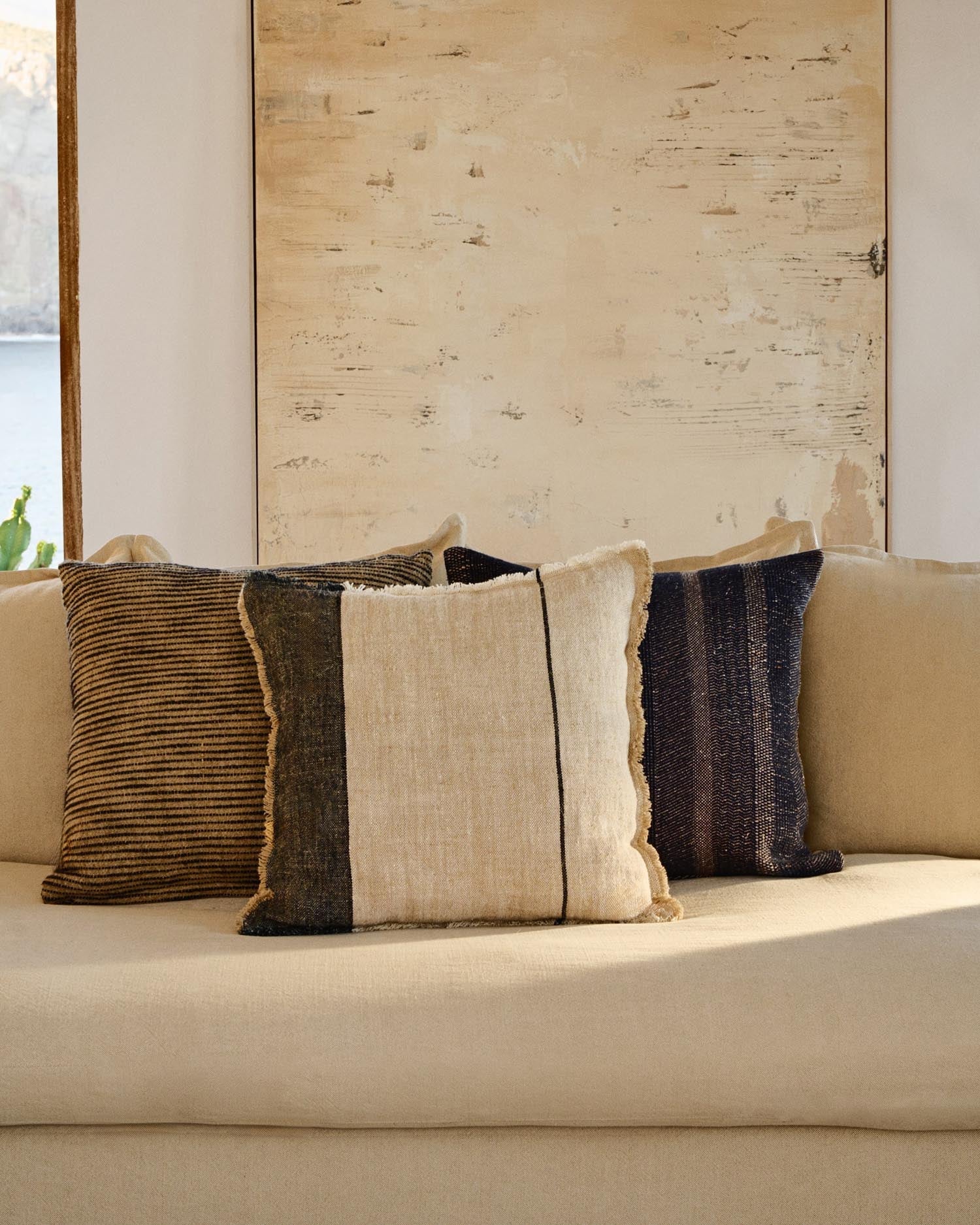 Stilvolles Zenira 3-Sitzer-Sofa, 230 cm, beige, mit abnehmbarem Bezug aus Baumwolle und Leinen, inklusive Kissen, von Kave Home.