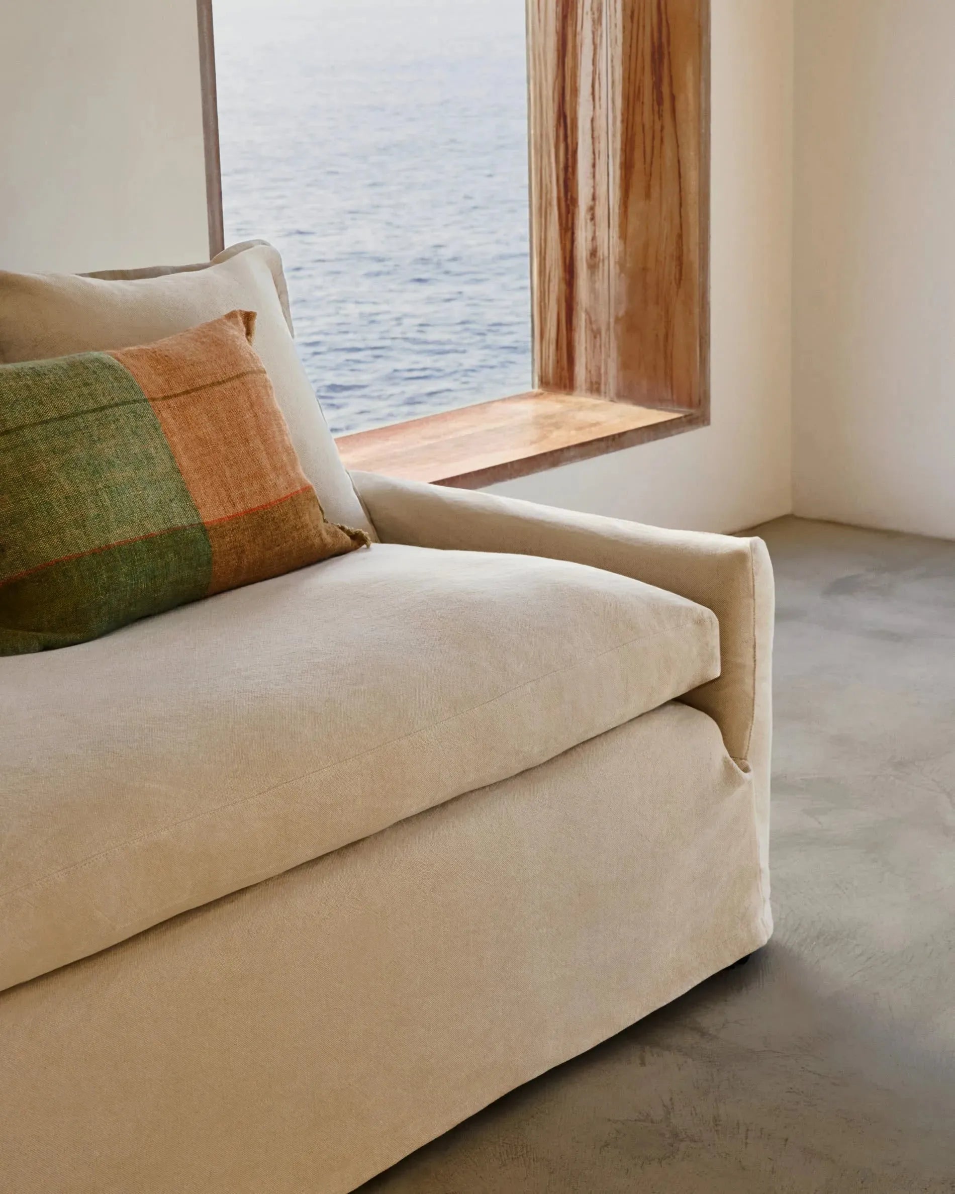 Elegantes Zenira 3-Sitzer-Sofa, 230 cm, beige, mit abnehmbarem Baumwoll-Leinen-Bezug und Kissen, von Kave Home.