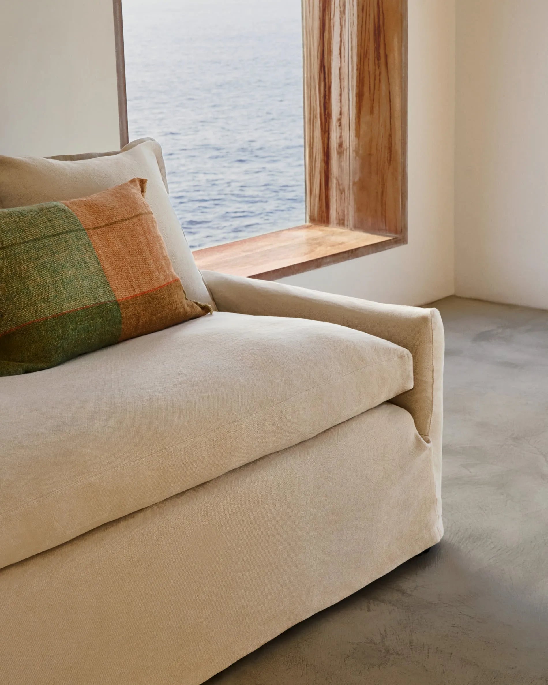 Stilvolles Zenira 3-Sitzer-Sofa, 230 cm, beige, mit abnehmbarem Bezug aus Baumwolle und Leinen, inklusive Kissen, von Kave Home.