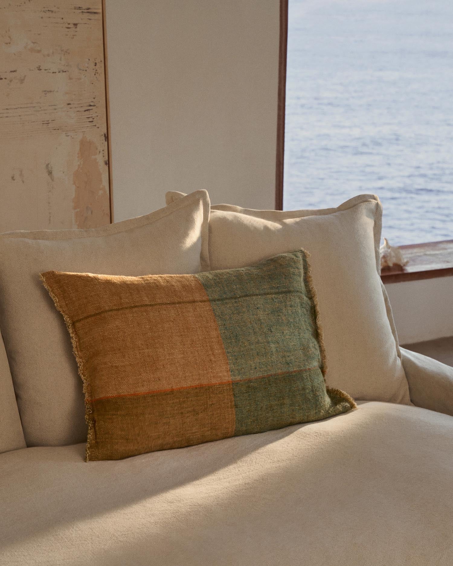 Stilvolles Zenira 3-Sitzer-Sofa, 230 cm, beige, mit abnehmbarem Bezug aus Baumwolle und Leinen, inklusive Kissen, von Kave Home.