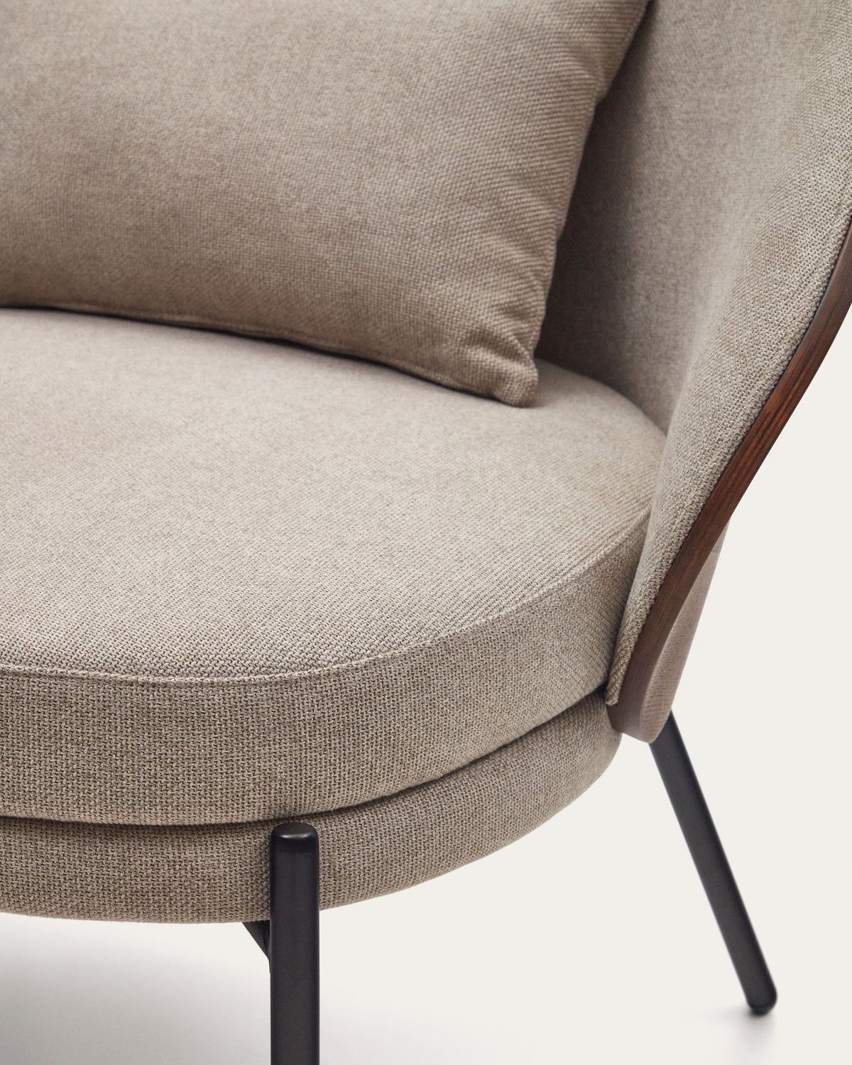 Eamy Sessel hellbraun Eschenfurnier mit Nussbaum-Finish und Metall in Schwarz in Beige präsentiert im Onlineshop von KAQTU Design AG. Sessel ist von Kave Home