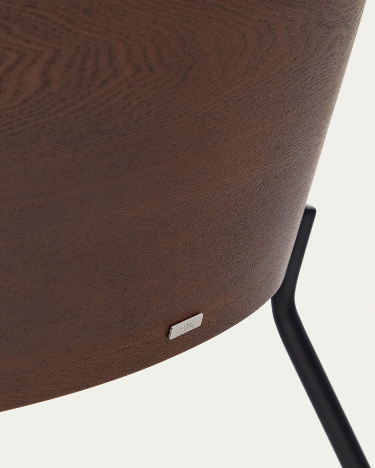 Eamy Sessel hellbraun Eschenfurnier mit Nussbaum-Finish und Metall in Schwarz in Beige präsentiert im Onlineshop von KAQTU Design AG. Sessel ist von Kave Home