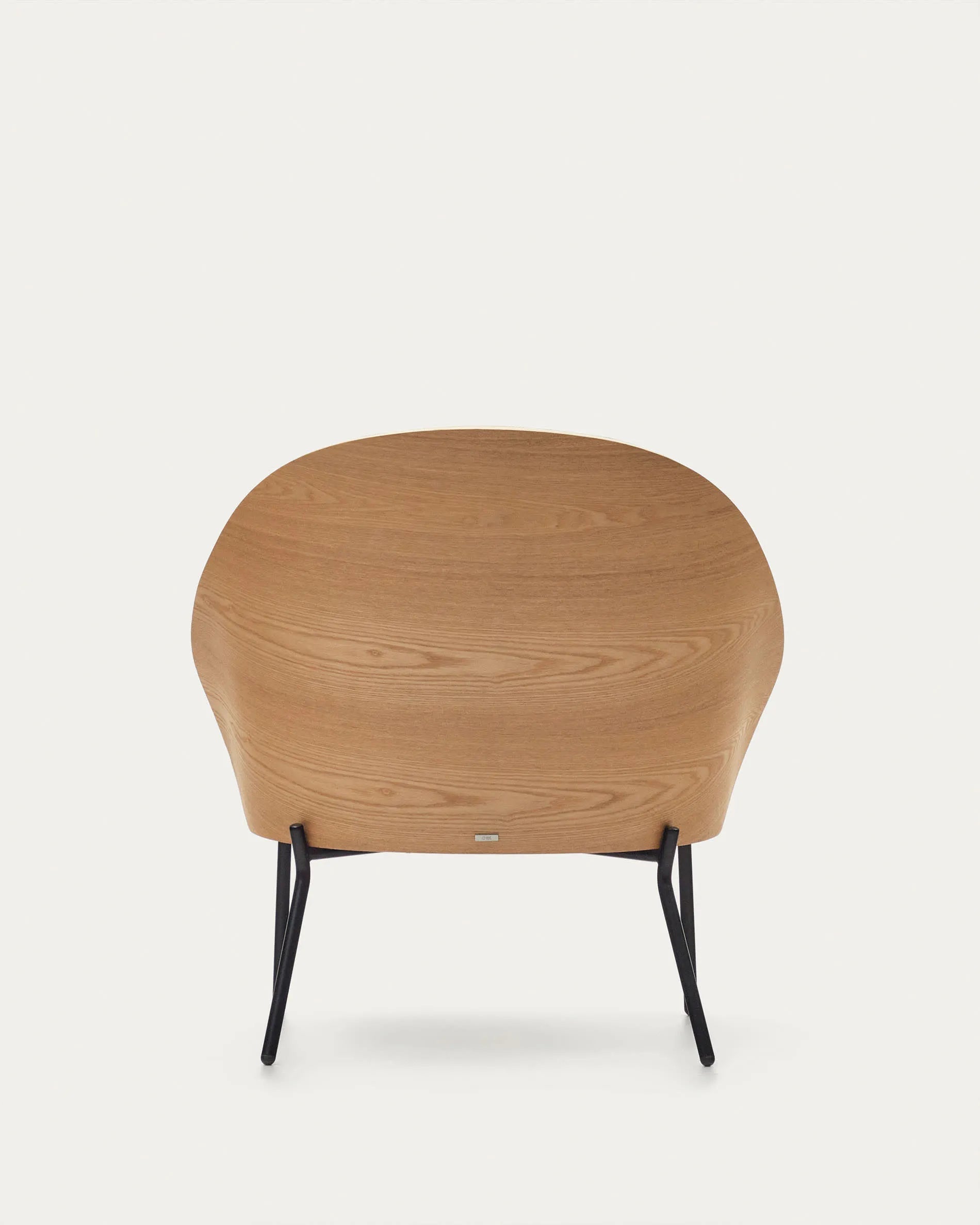 Eleganter Eamy Sessel in hellgrau mit Eschenfurnier und schwarzem Metall, ideal für moderne und komfortable Wohnräume.