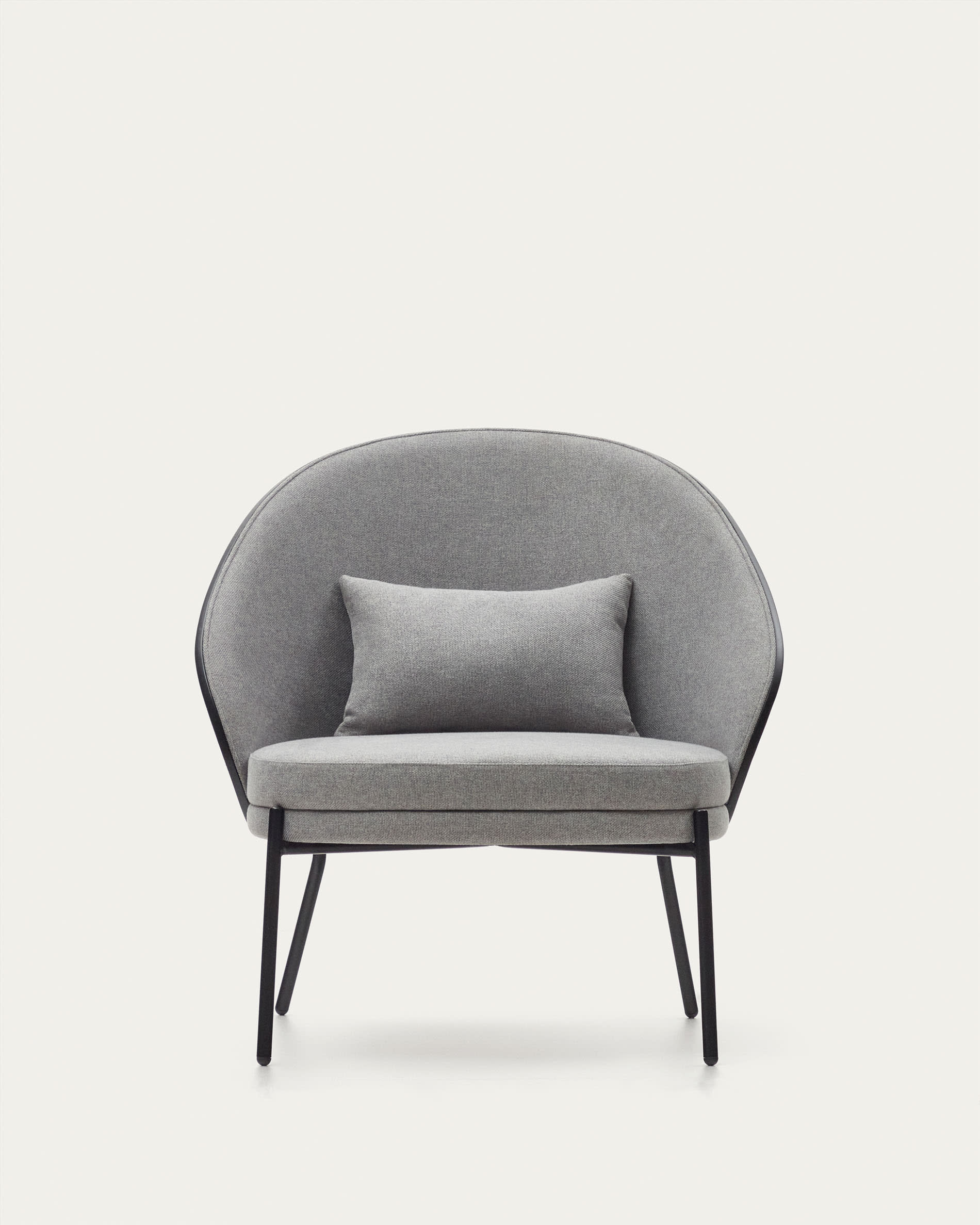 Eleganter Eamy Sessel in hellgrau mit Eschenfurnier und schwarzem Metall, perfekt für moderne und geschmackvolle Inneneinrichtungen.