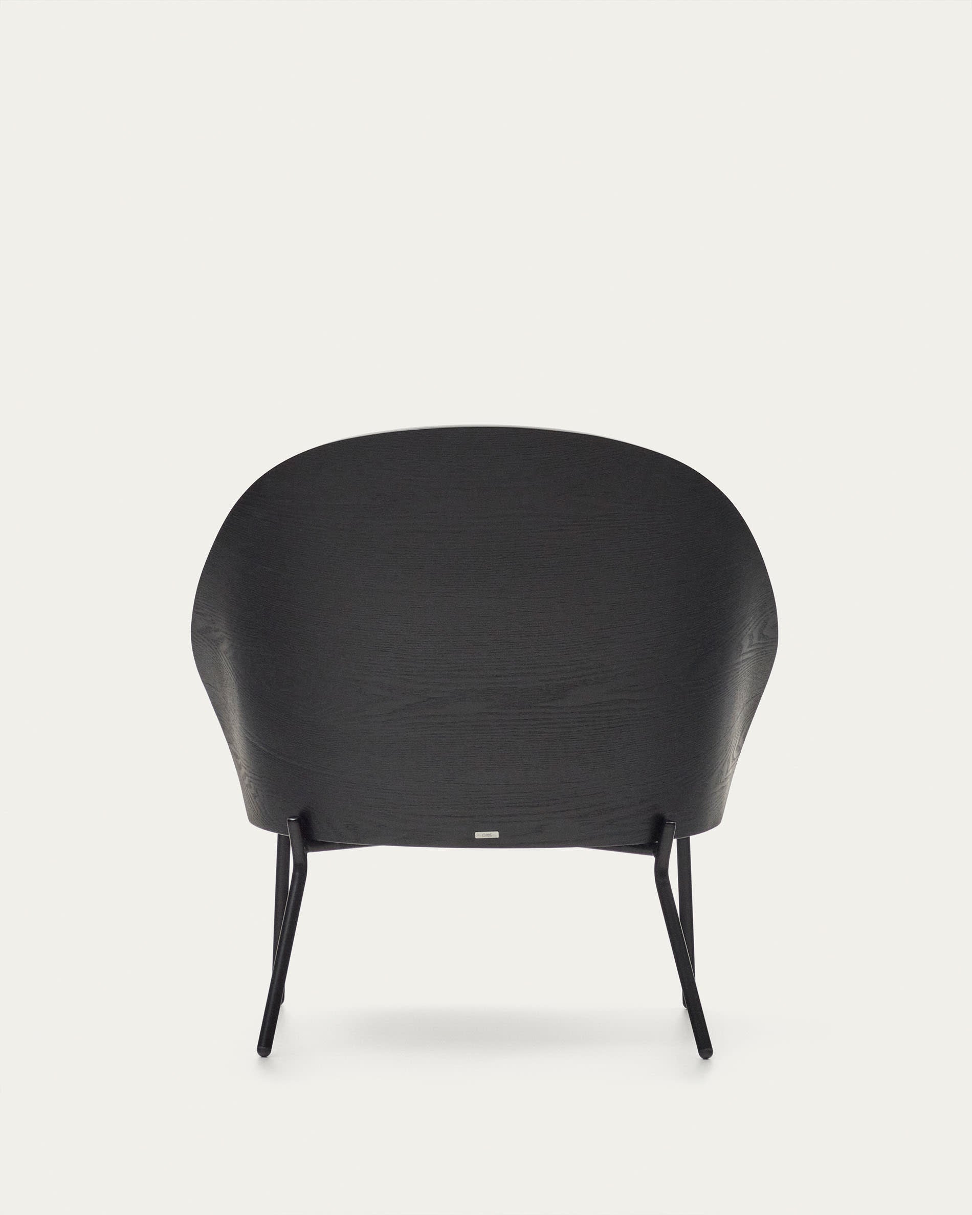 Eleganter Eamy Sessel in hellgrau mit Eschenfurnier und schwarzem Metall, perfekt für moderne und geschmackvolle Inneneinrichtungen.