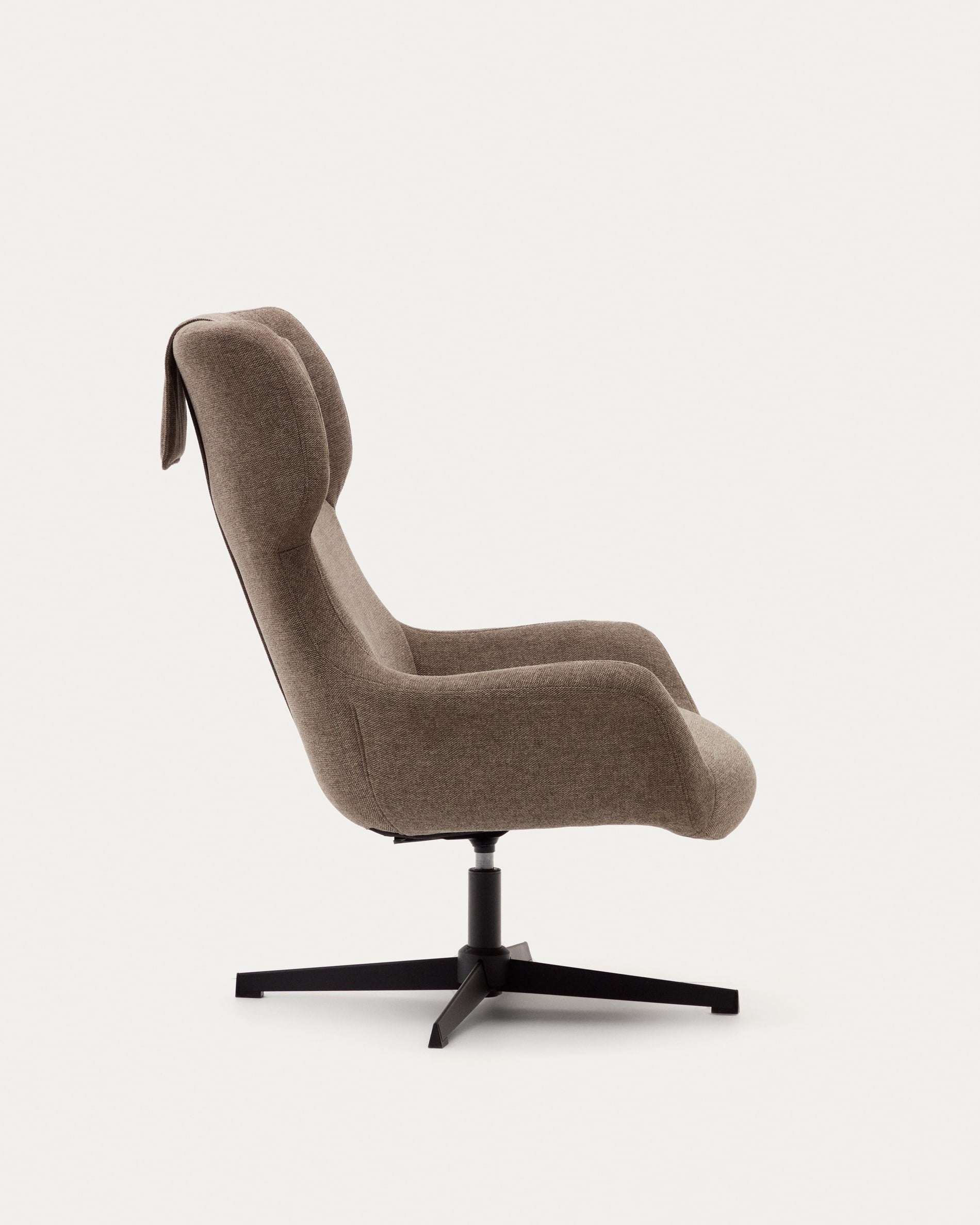 Zalina swivel chair made of light<tc>braun</tc>em chenille and steel with black finish FSC 100%