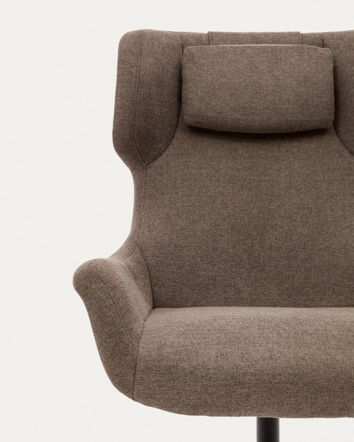Zalina Drehsessel aus hellbraunem Chenille und Stahl mit schwarzem Finish FSC 100% in Braun, Schwarz präsentiert im Onlineshop von KAQTU Design AG. Drehsessel ist von Kave Home