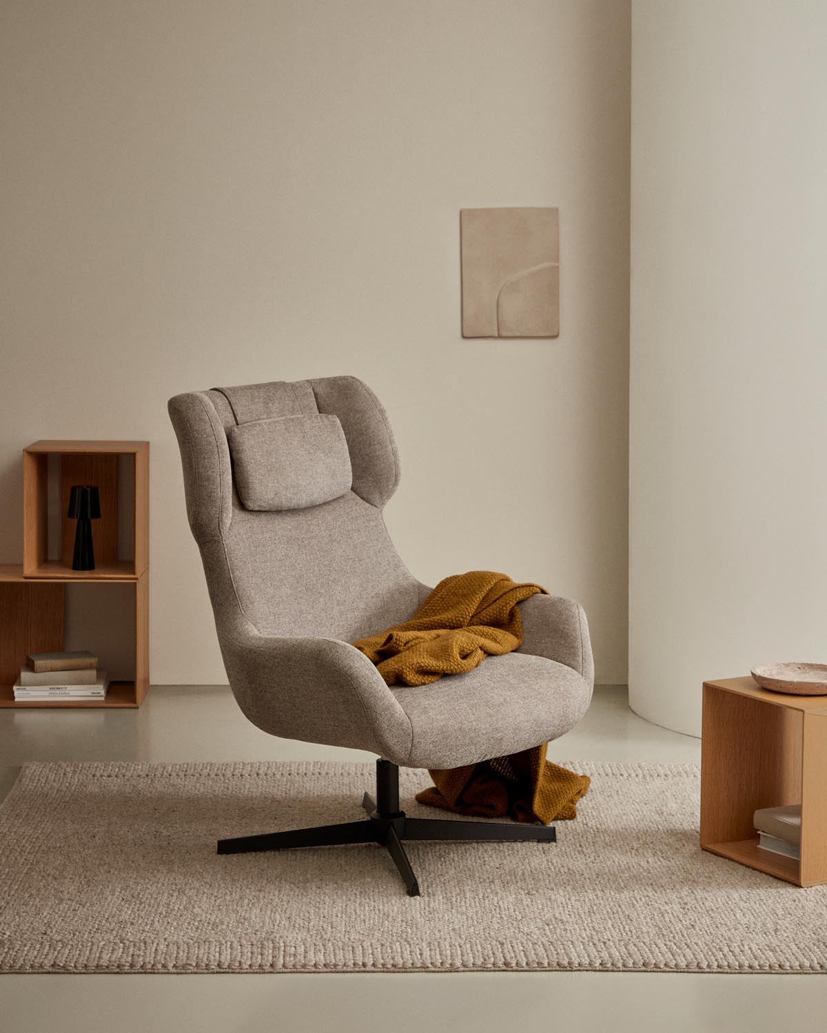 Zalina swivel chair made of light<tc>braun</tc>em chenille and steel with black finish FSC 100%