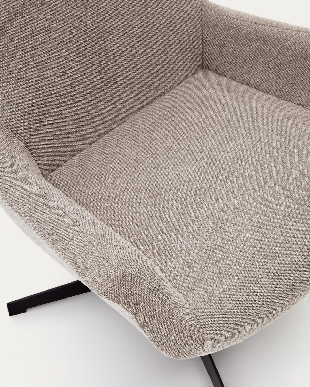 Zalina Drehsessel aus beigefarbenem Chenille und Stahl mit schwarzem Finish FSC 100% in Beige, Schwarz präsentiert im Onlineshop von KAQTU Design AG. Drehsessel ist von Kave Home