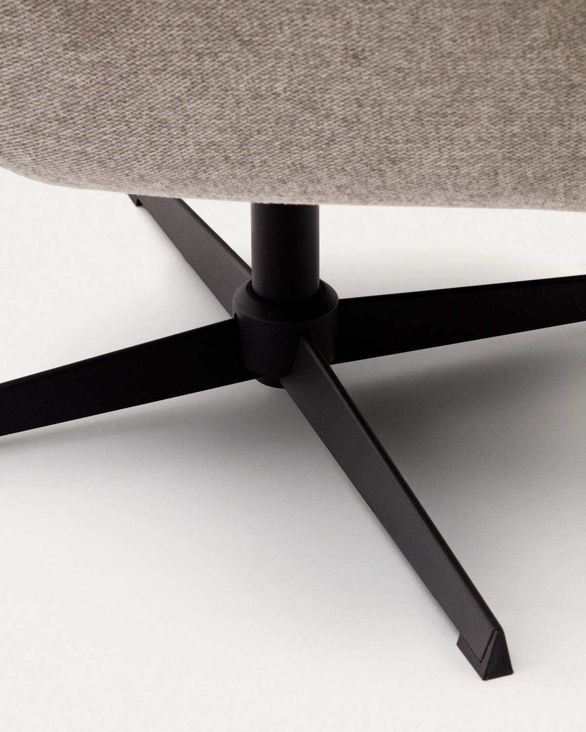 Zalina Drehsessel aus beigefarbenem Chenille und Stahl mit schwarzem Finish FSC 100% in Beige, Schwarz präsentiert im Onlineshop von KAQTU Design AG. Drehsessel ist von Kave Home