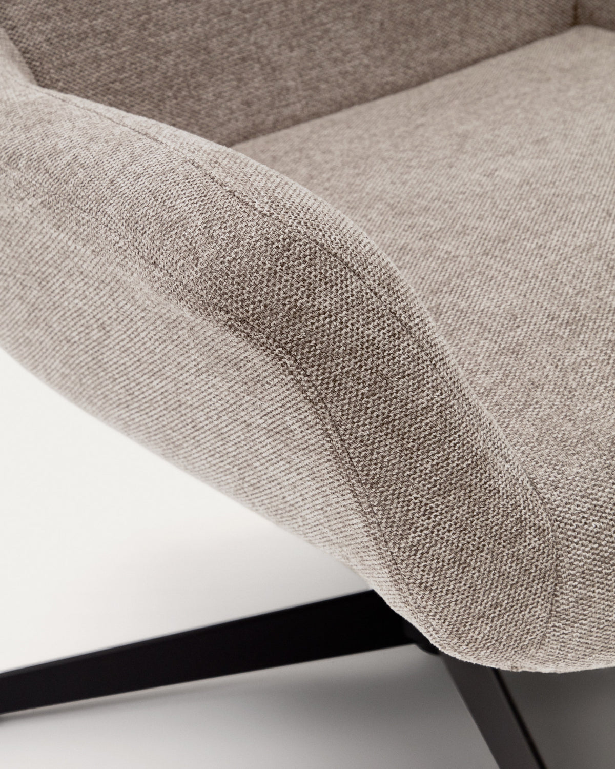 Zalina Drehsessel aus beigefarbenem Chenille und Stahl mit schwarzem Finish FSC 100% in Beige, Schwarz präsentiert im Onlineshop von KAQTU Design AG. Drehsessel ist von Kave Home