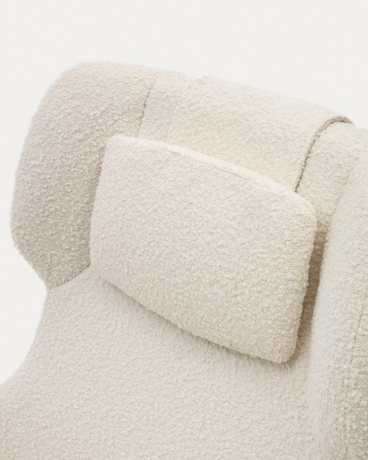 Zalina Drehsessel aus weissem Bouclé und Stahl mit schwarzem Finish FSC 100% in Weiss, Schwarz präsentiert im Onlineshop von KAQTU Design AG. Drehsessel ist von Kave Home