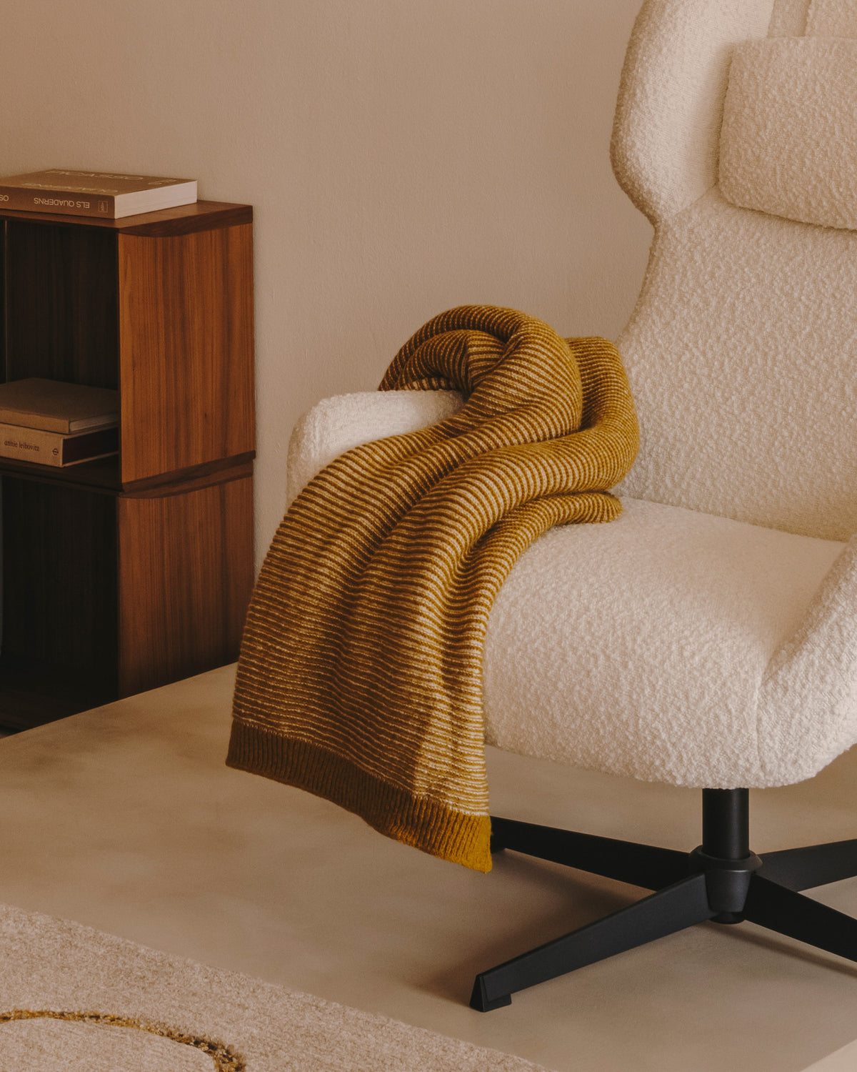 Zalina Drehsessel aus weissem Bouclé und Stahl mit schwarzem Finish FSC 100% in Weiss, Schwarz präsentiert im Onlineshop von KAQTU Design AG. Drehsessel ist von Kave Home