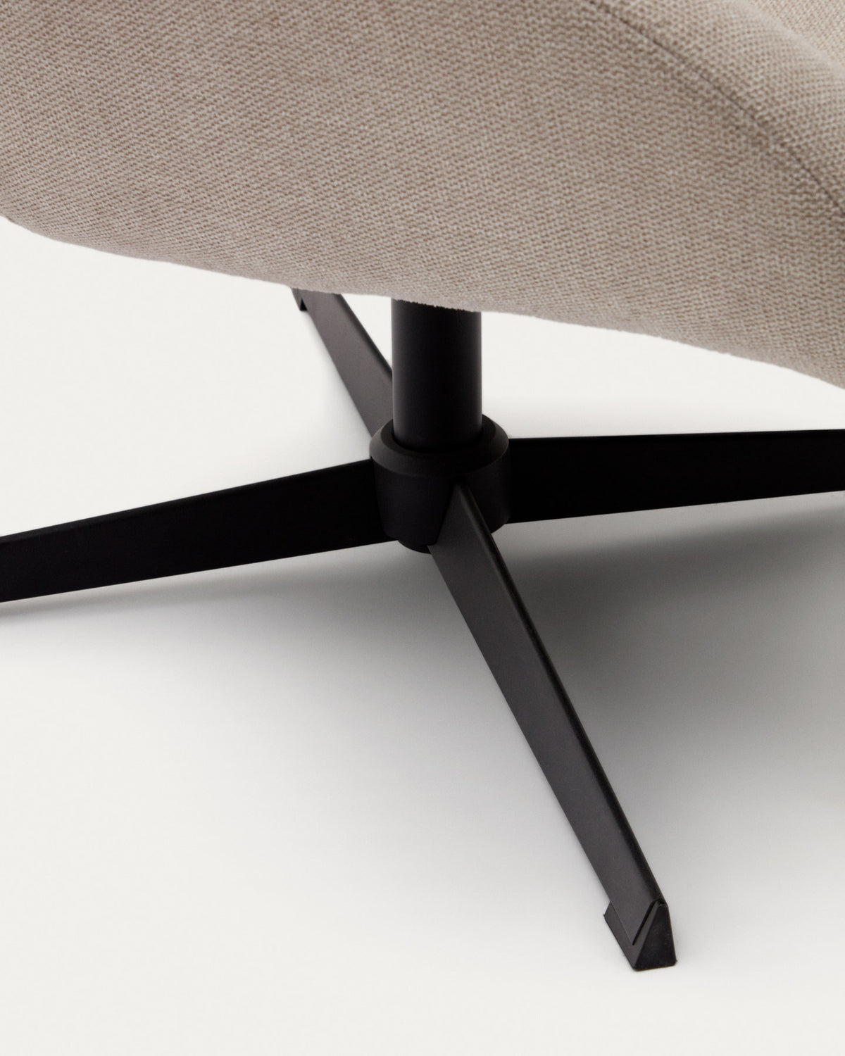 Celida Drehsessel aus beigefarbenem Chenille und Stahl mit schwarzem Finish FSC 100% in Beige, Schwarz präsentiert im Onlineshop von KAQTU Design AG. Drehsessel ist von Kave Home
