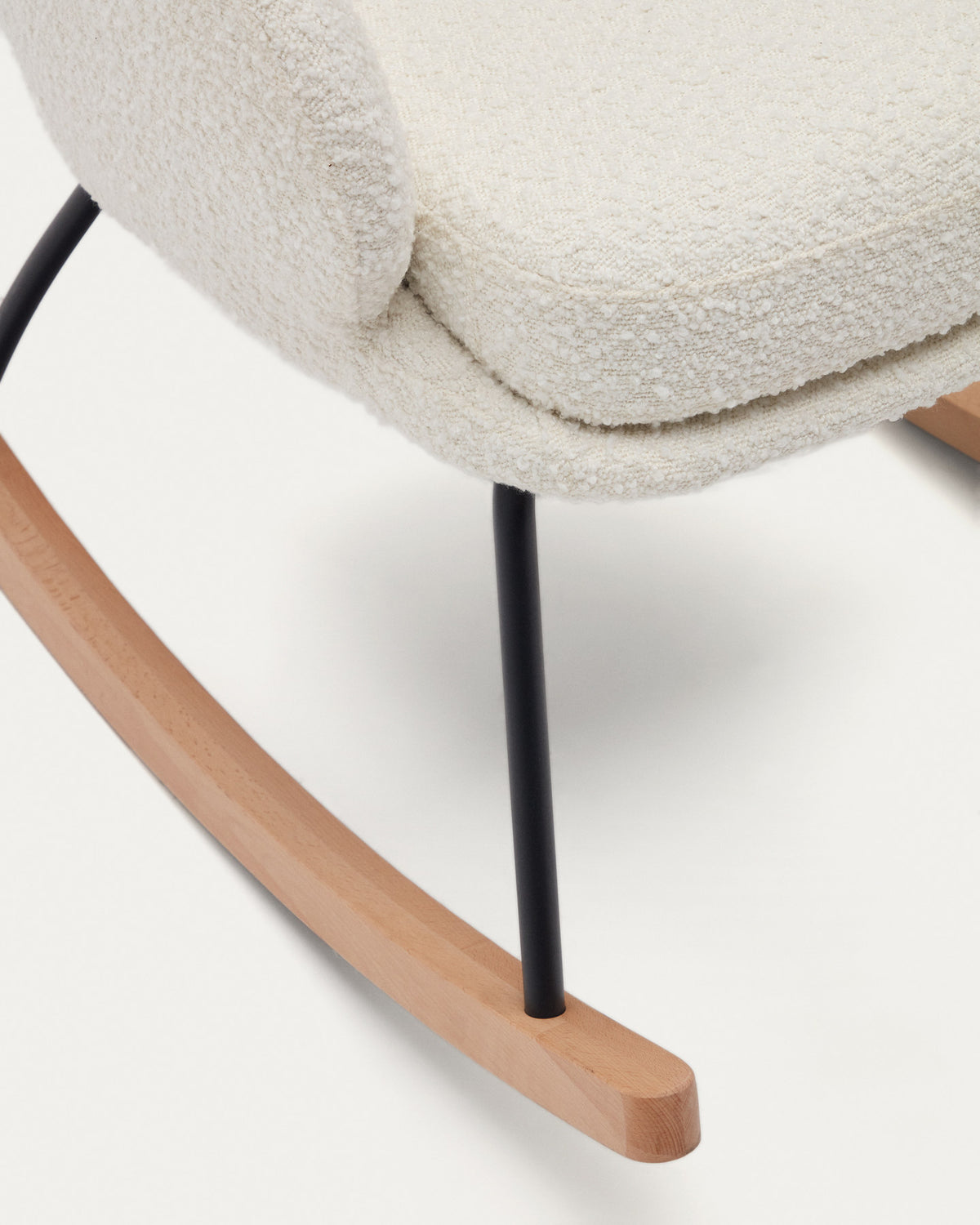 Maustin Schaukelstuhl mit weissem Bouclé und Gestell aus Stahl und Buchenholz in Weiss, Natur, Schwarz präsentiert im Onlineshop von KAQTU Design AG. Schaukelstuhl ist von Kave Home