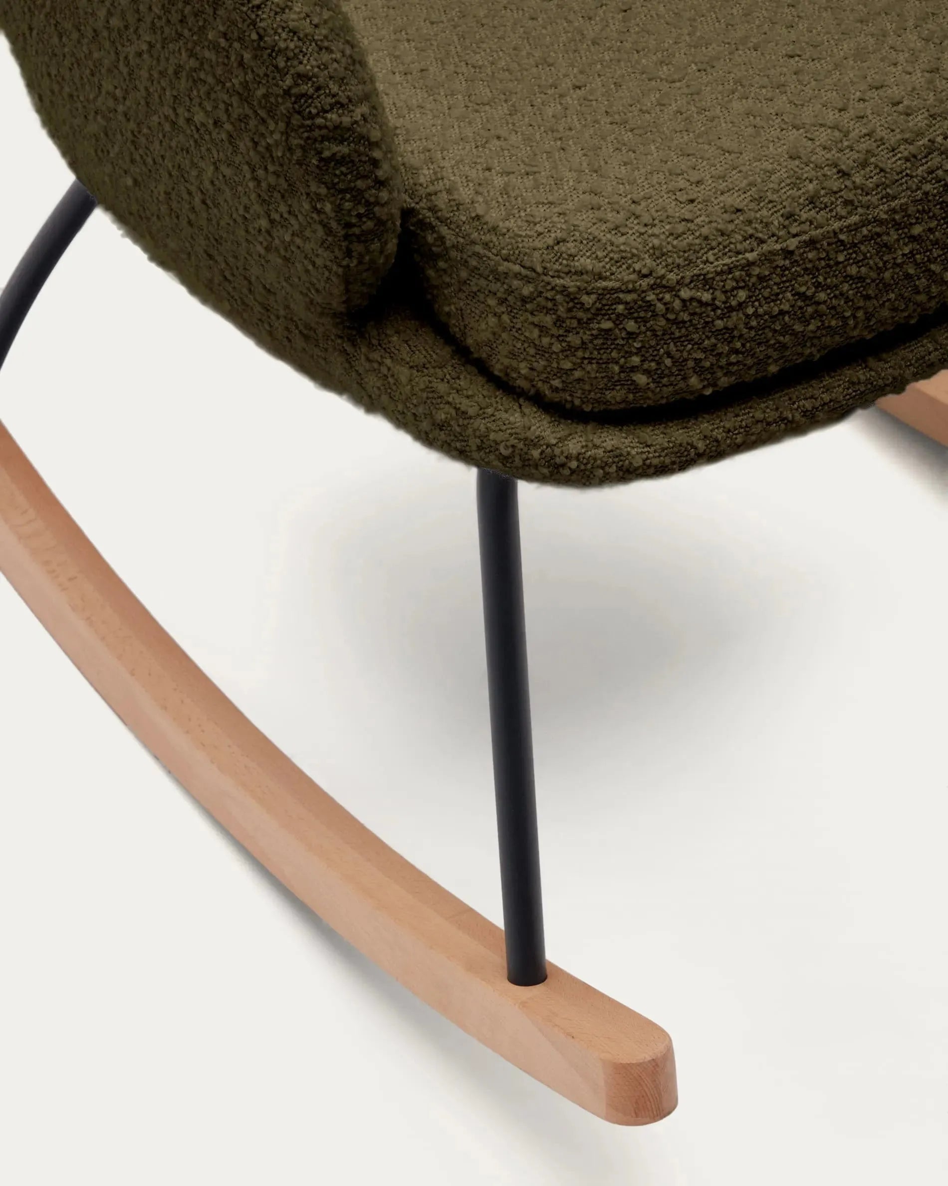Eleganter Maustin Schaukelstuhl mit dunkelgrünem Bouclé, robustem Stahlrahmen und Buchenholz, ideal für moderne Wohnräume.