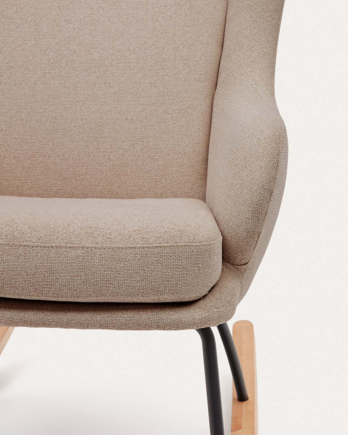 Maustin Schaukelstuhl mit Chenille in Beige und Gestell aus Stahl und Buchenholz in Beige, Natur, Schwarz präsentiert im Onlineshop von KAQTU Design AG. Schaukelstuhl ist von Kave Home