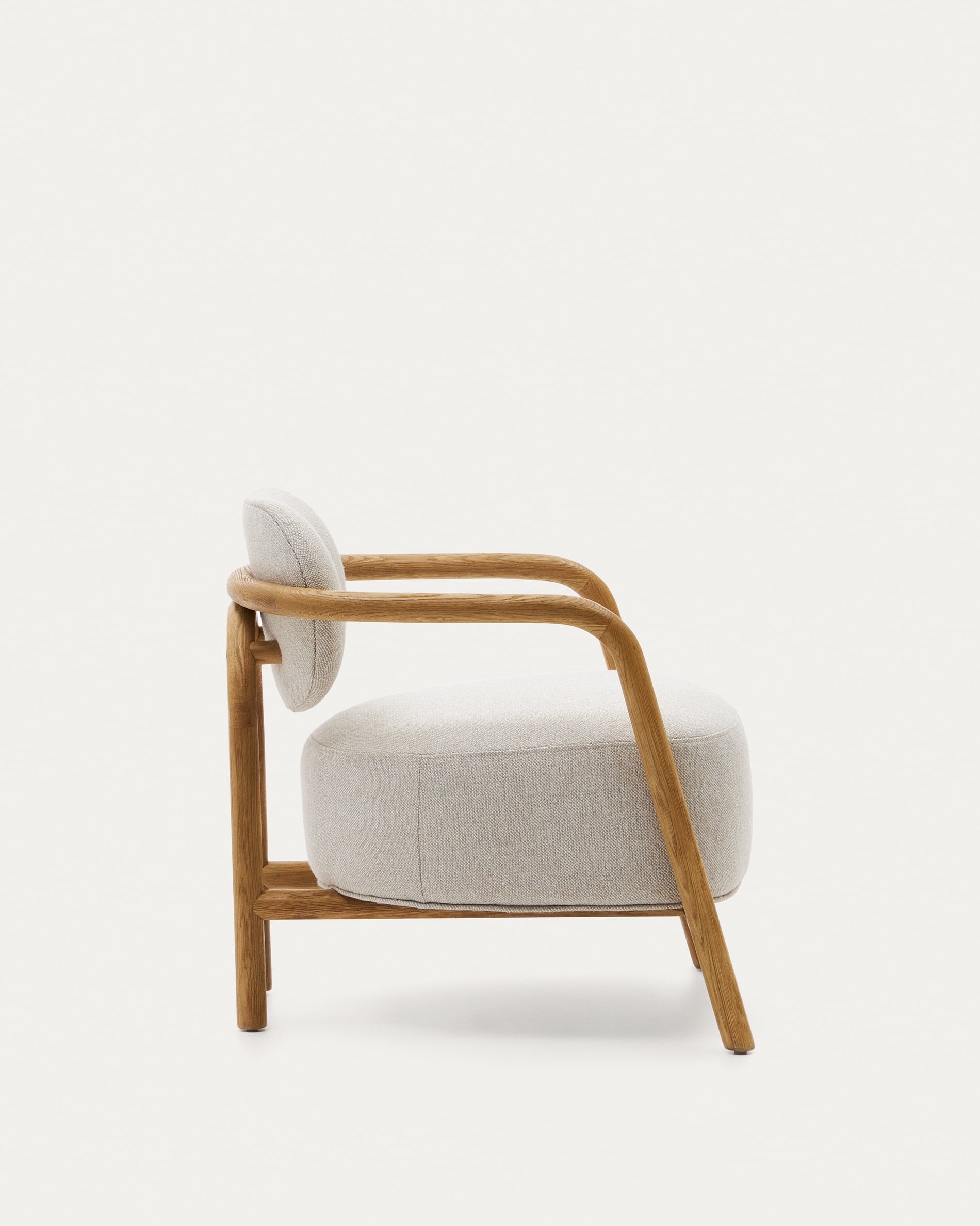 Eleganter Melqui Sessel aus massiver Eiche mit natürlichem Finish, beige Polsterung, stilvoll und langlebig, von Kave Home.