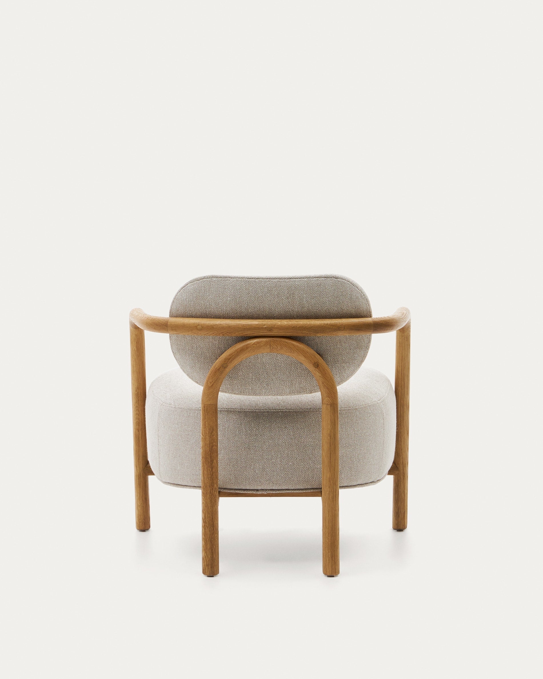 Stilvoller Melqui Sessel aus Eichenholz mit natürlichem Finish und beigem Polster, ideal für zeitgemäße Wohnbereiche.