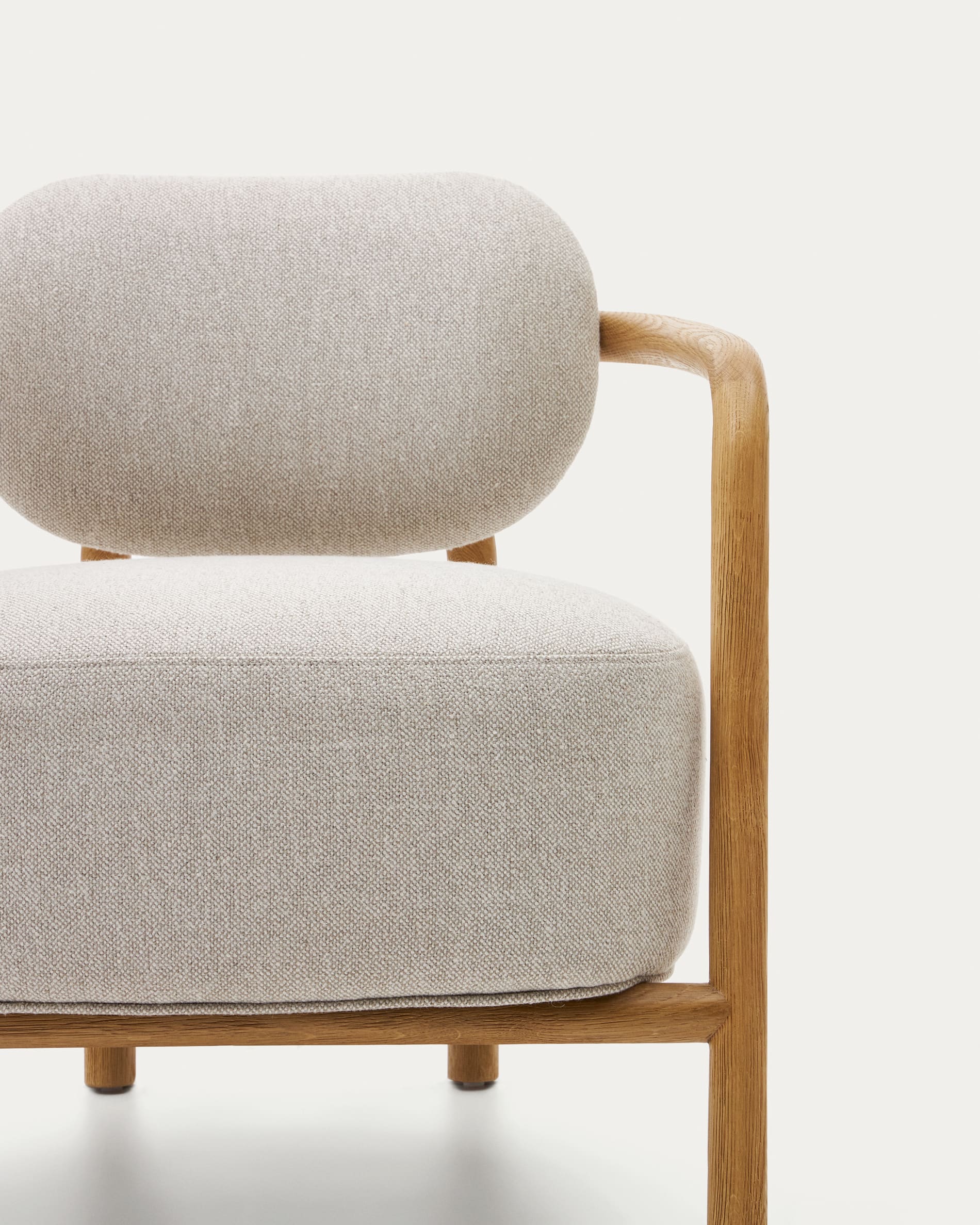 Eleganter Melqui Sessel aus massivem Eichenholz mit natürlichem Finish, perfekt für jeden Raum und höchsten Sitzkomfort.