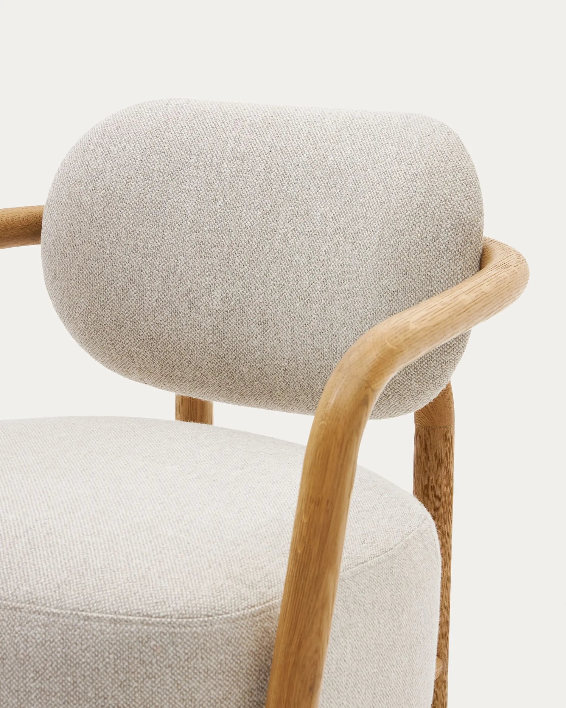 Stilvoller Sessel Melqui aus Eichenholz mit natürlichem Finish und beigem Polster, ideal für zeitgemäße Wohnräume.