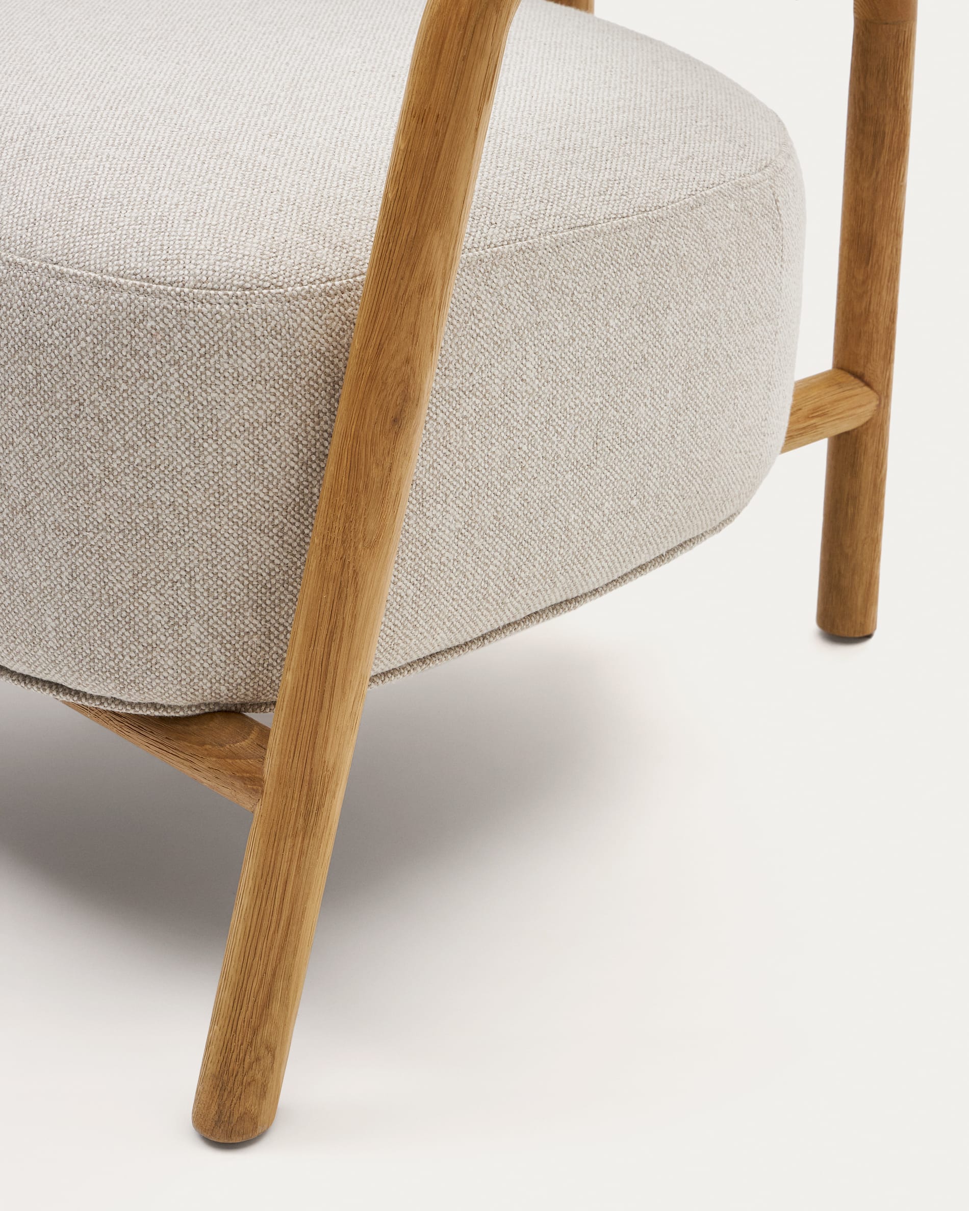 Eleganter Sessel Melqui aus massiver Eiche mit natürlichem Finish und beigem Polster, perfekt für moderne Wohnräume.