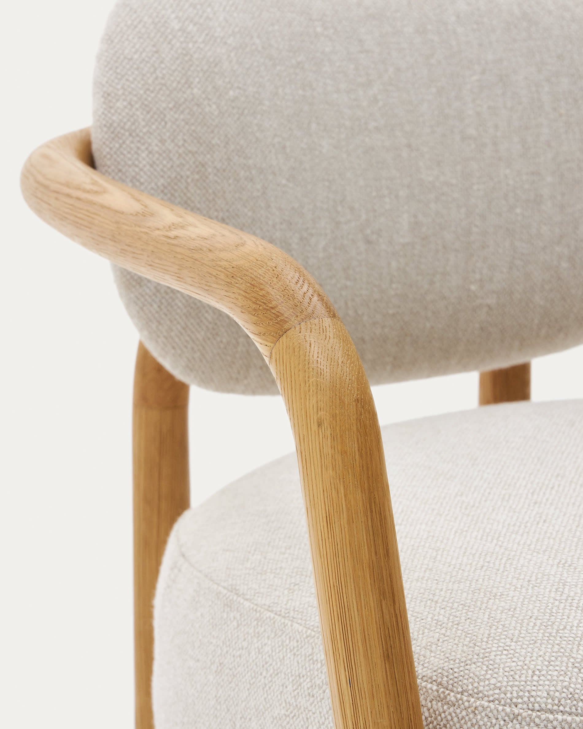 Stilvoller Sessel Melqui aus Eichenholz mit natürlichem Finish und beigem Polster, ideal für zeitgemäße Wohnräume.