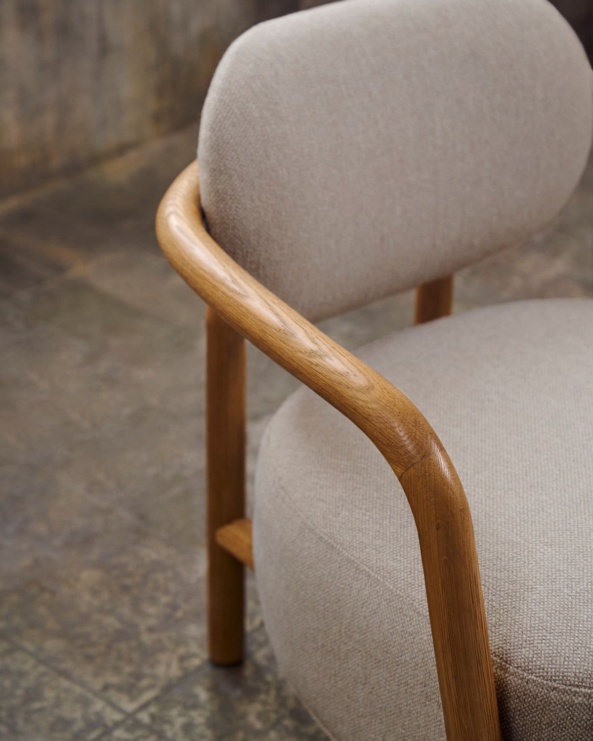 Melqui beiger Sessel aus massivem Eichenholz mit natürlichem Finish in Weiss präsentiert im Onlineshop von KAQTU Design AG. Sessel ist von Kave Home