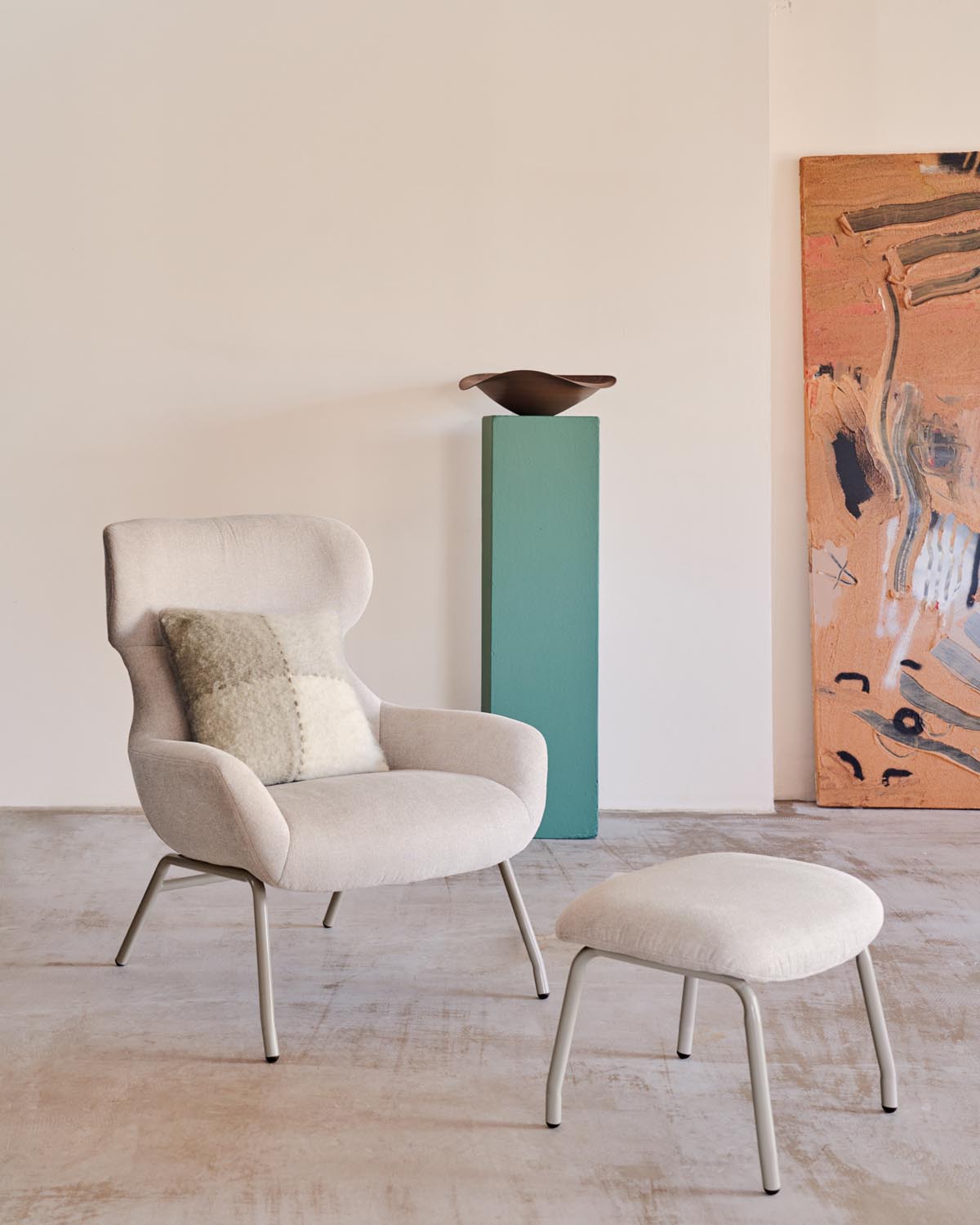 Eleganter Chenille-Sessel in Beige mit weissem Stahlgestell.
