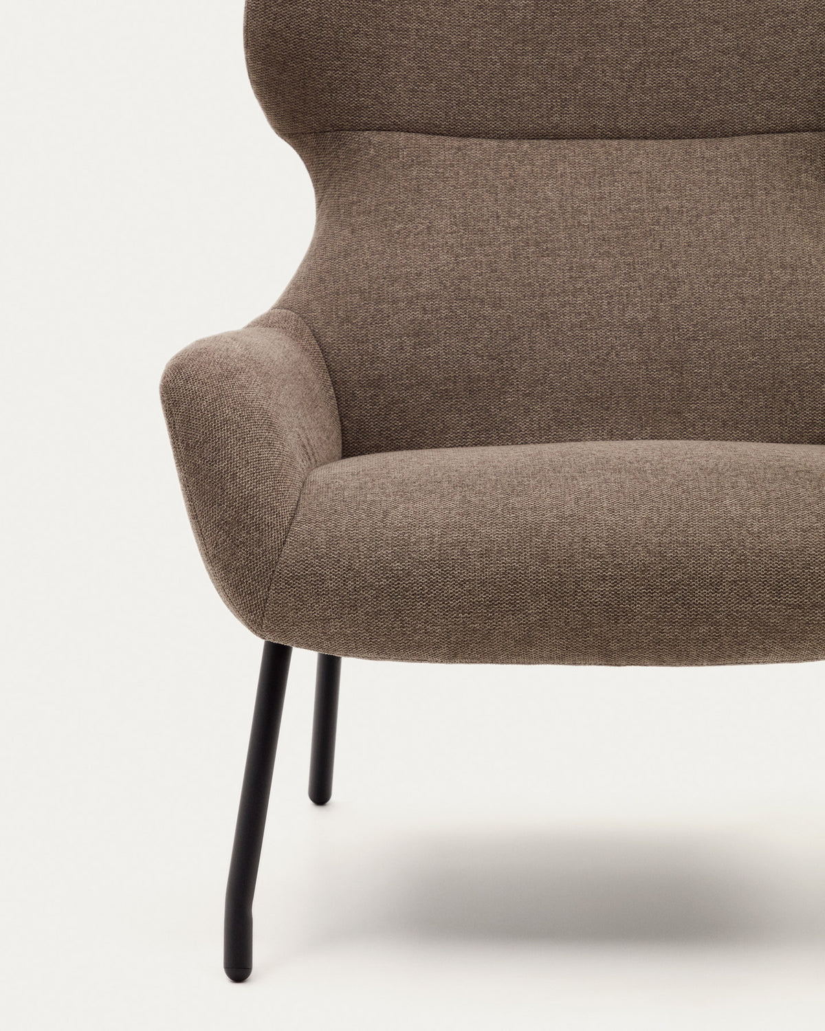 Belina  Sessel mit Chenille in Hellbraun und Stahl mit schwarzem Finish FSC 100% in Braun, Schwarz präsentiert im Onlineshop von KAQTU Design AG. Sessel ist von Kave Home