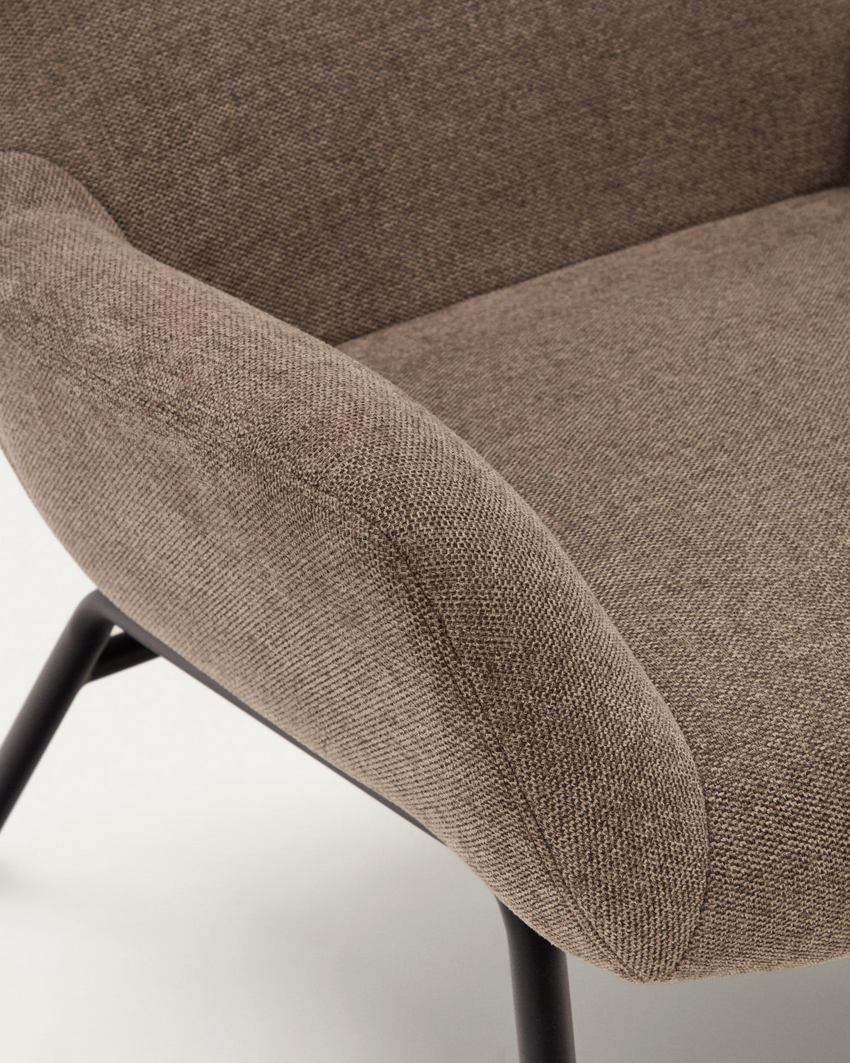 Belina  Sessel mit Chenille in Hellbraun und Stahl mit schwarzem Finish FSC 100% in Braun, Schwarz präsentiert im Onlineshop von KAQTU Design AG. Sessel ist von Kave Home