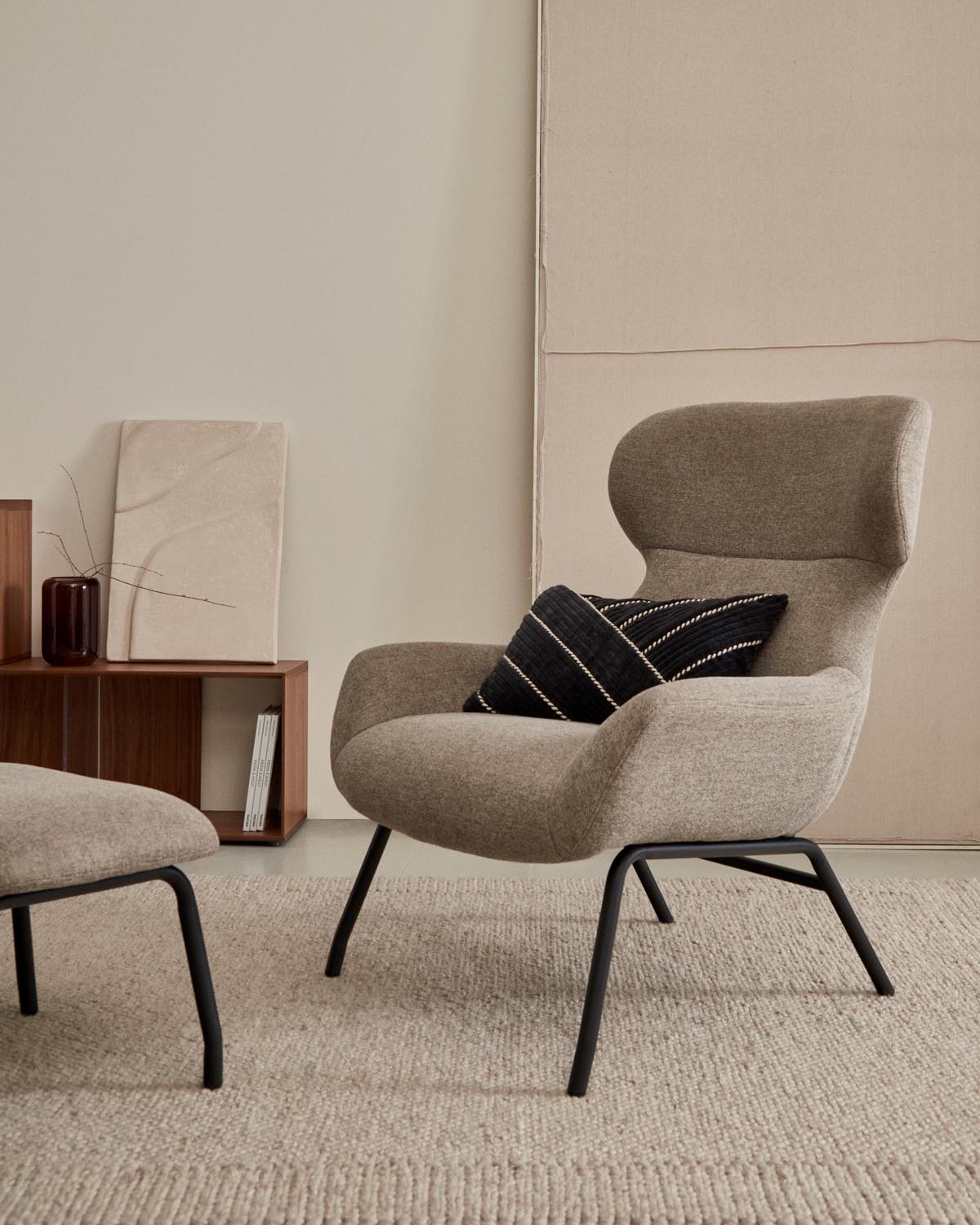 Belina armchair with chenille in light<tc>braun</tc> and steel with black finish FSC 100%