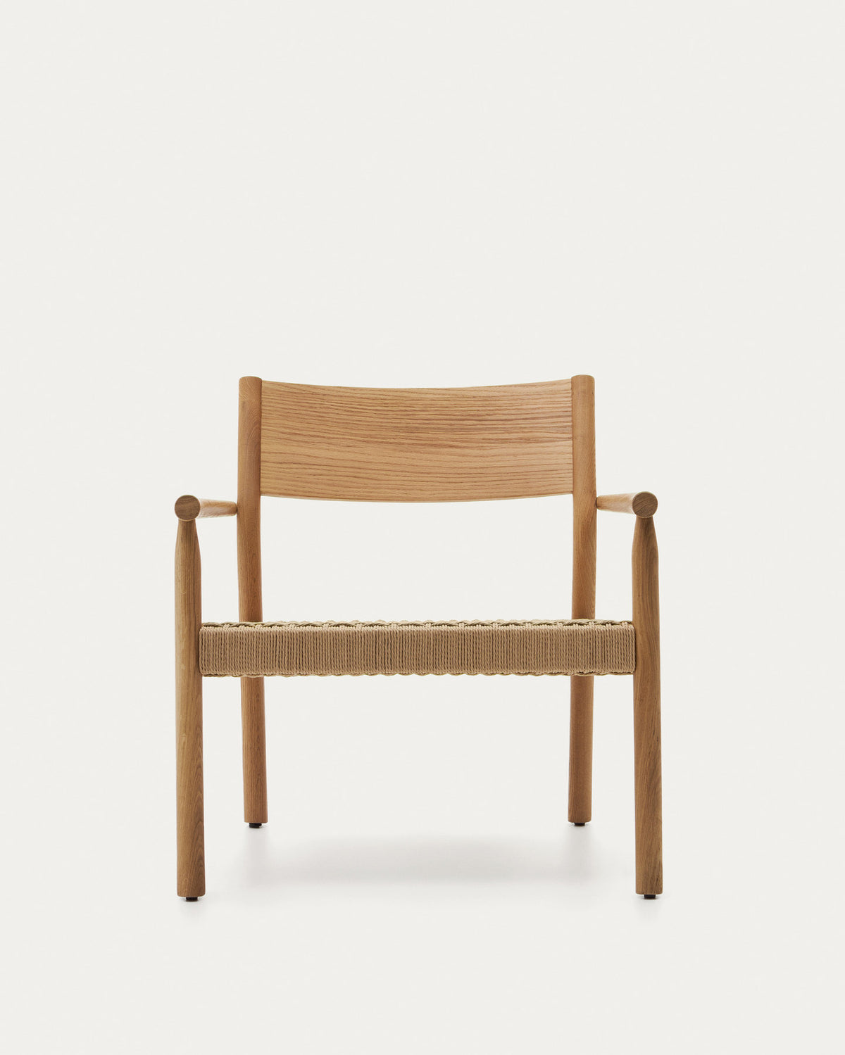 Yalia Sessel aus massivem Eichenholz mit naturfarbenem Finish und Sitzfläche aus Papierseil FSC Mix Credit in Natur präsentiert im Onlineshop von KAQTU Design AG. Outdoor-Sessel mit Armlehnen ist von Kave Home