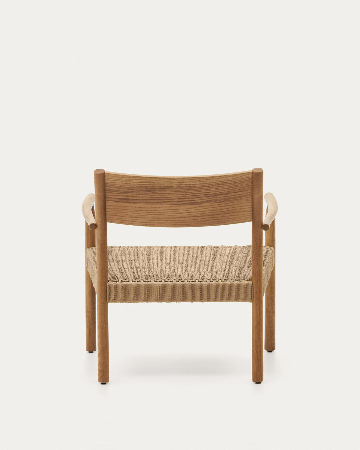 Yalia Sessel aus massivem Eichenholz mit naturfarbenem Finish und Sitzfläche aus Papierseil FSC Mix Credit in Natur präsentiert im Onlineshop von KAQTU Design AG. Outdoor-Sessel mit Armlehnen ist von Kave Home