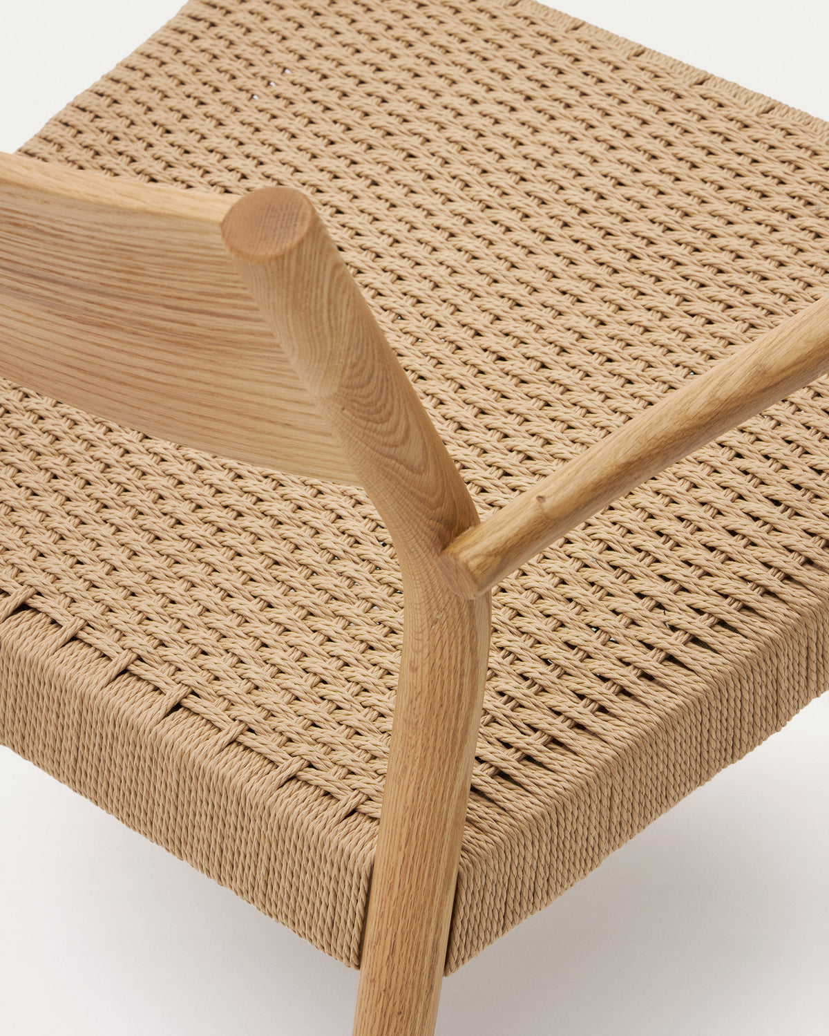 Yalia Sessel aus massivem Eichenholz mit naturfarbenem Finish und Sitzfläche aus Papierseil FSC Mix Credit in Natur präsentiert im Onlineshop von KAQTU Design AG. Outdoor-Sessel mit Armlehnen ist von Kave Home